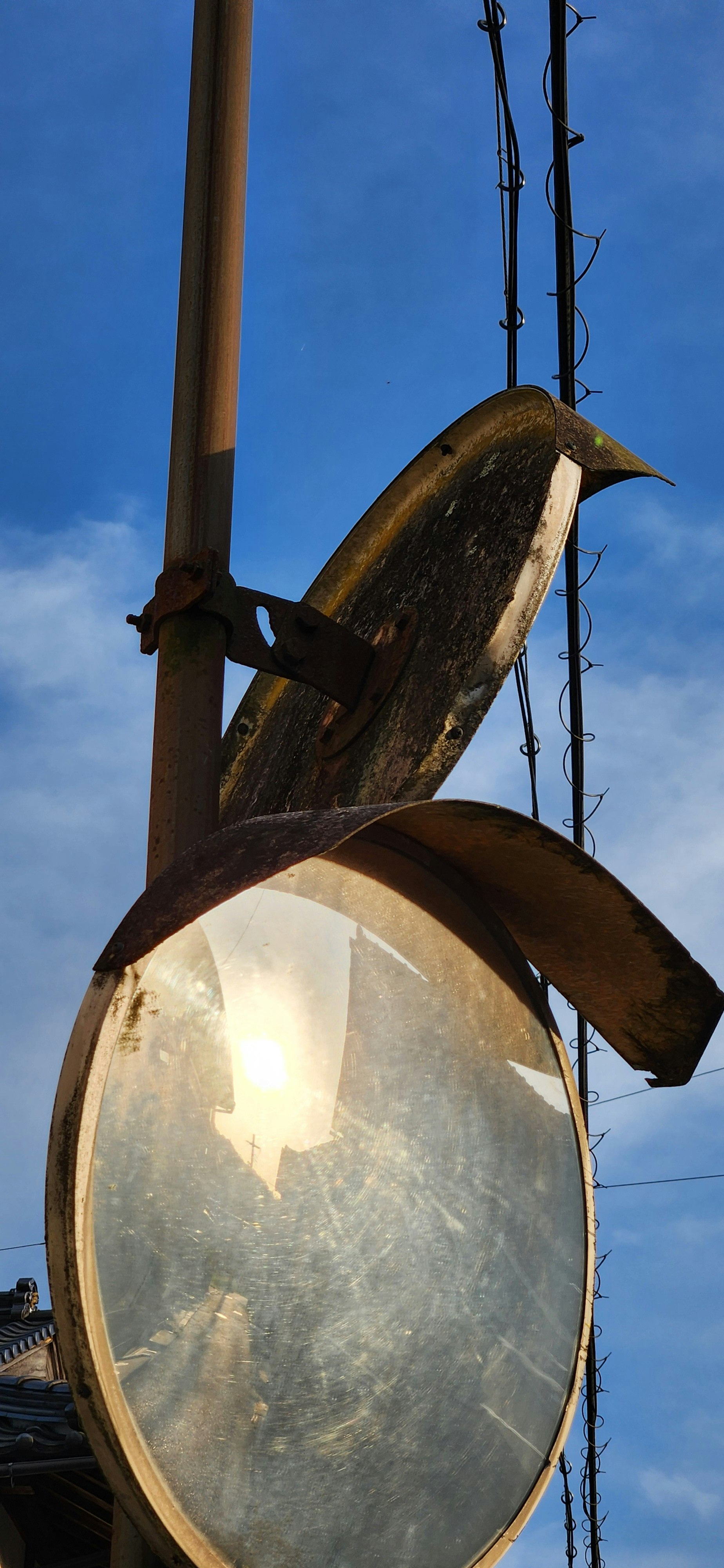 Lumière réfléchie dans un miroir courbe sous un ciel bleu