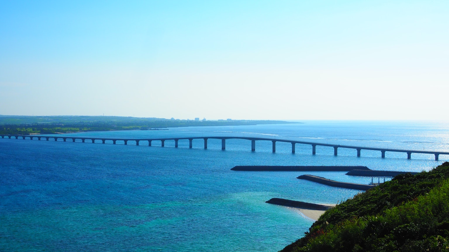 Un largo puente que se extiende sobre aguas azules