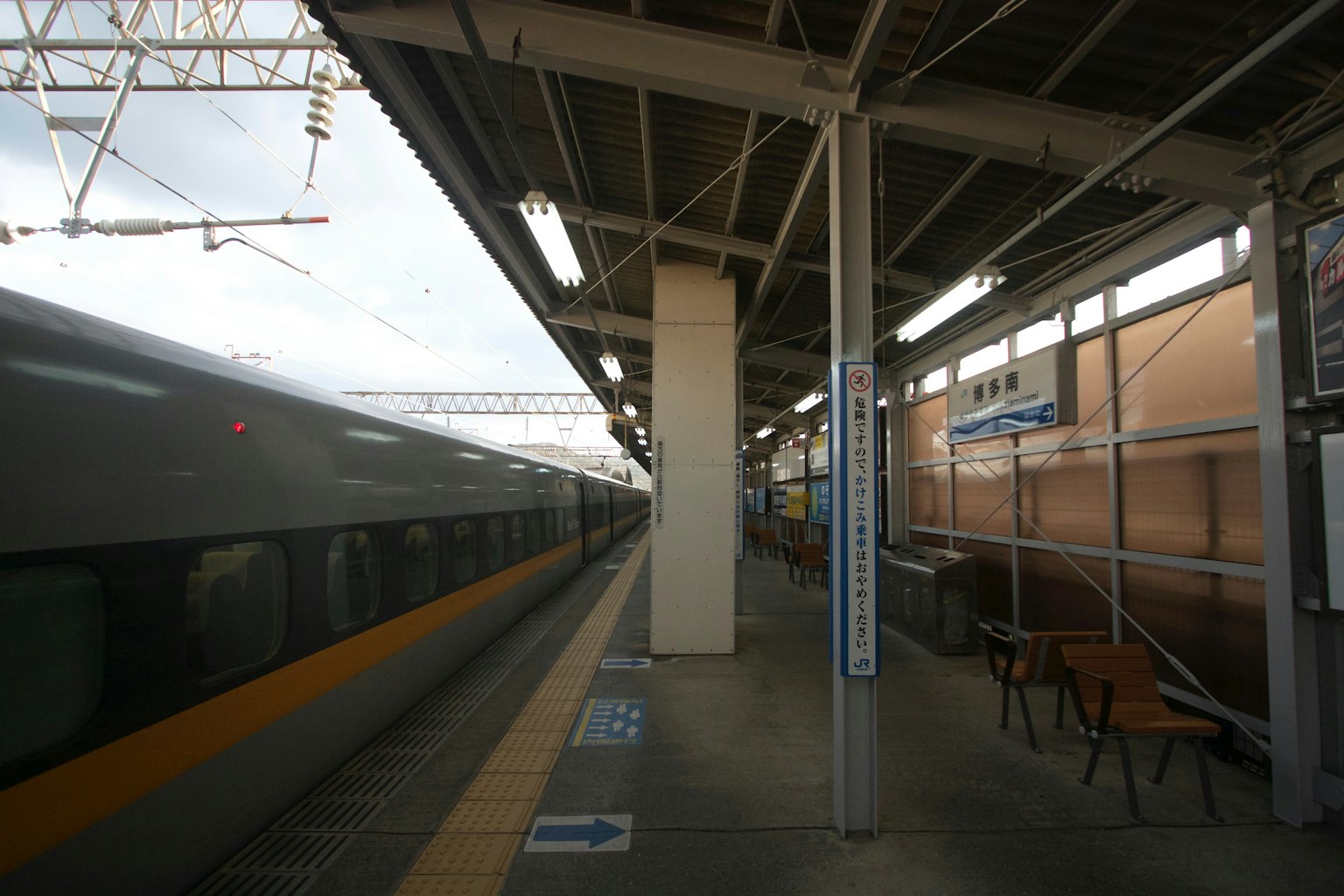 Una vista de un tren en una plataforma de estación con asientos visibles