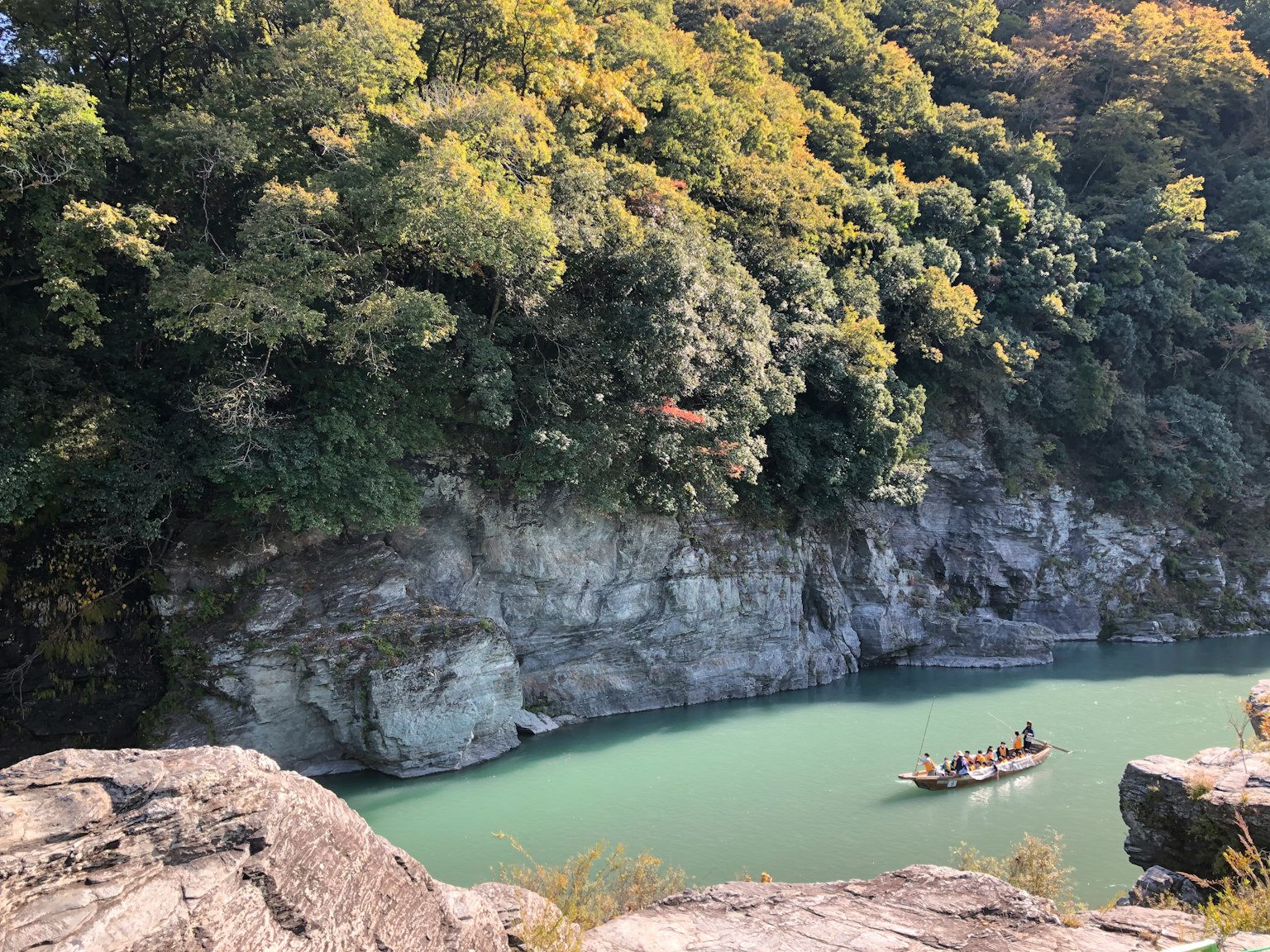 美丽的峡谷中流淌着绿色河流和小船的风景