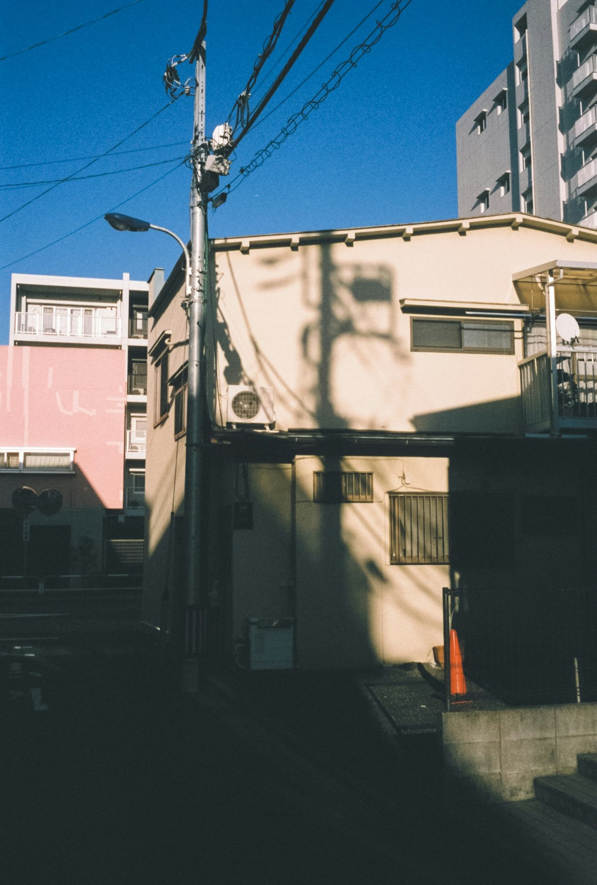 路地の電柱と建物のある街角