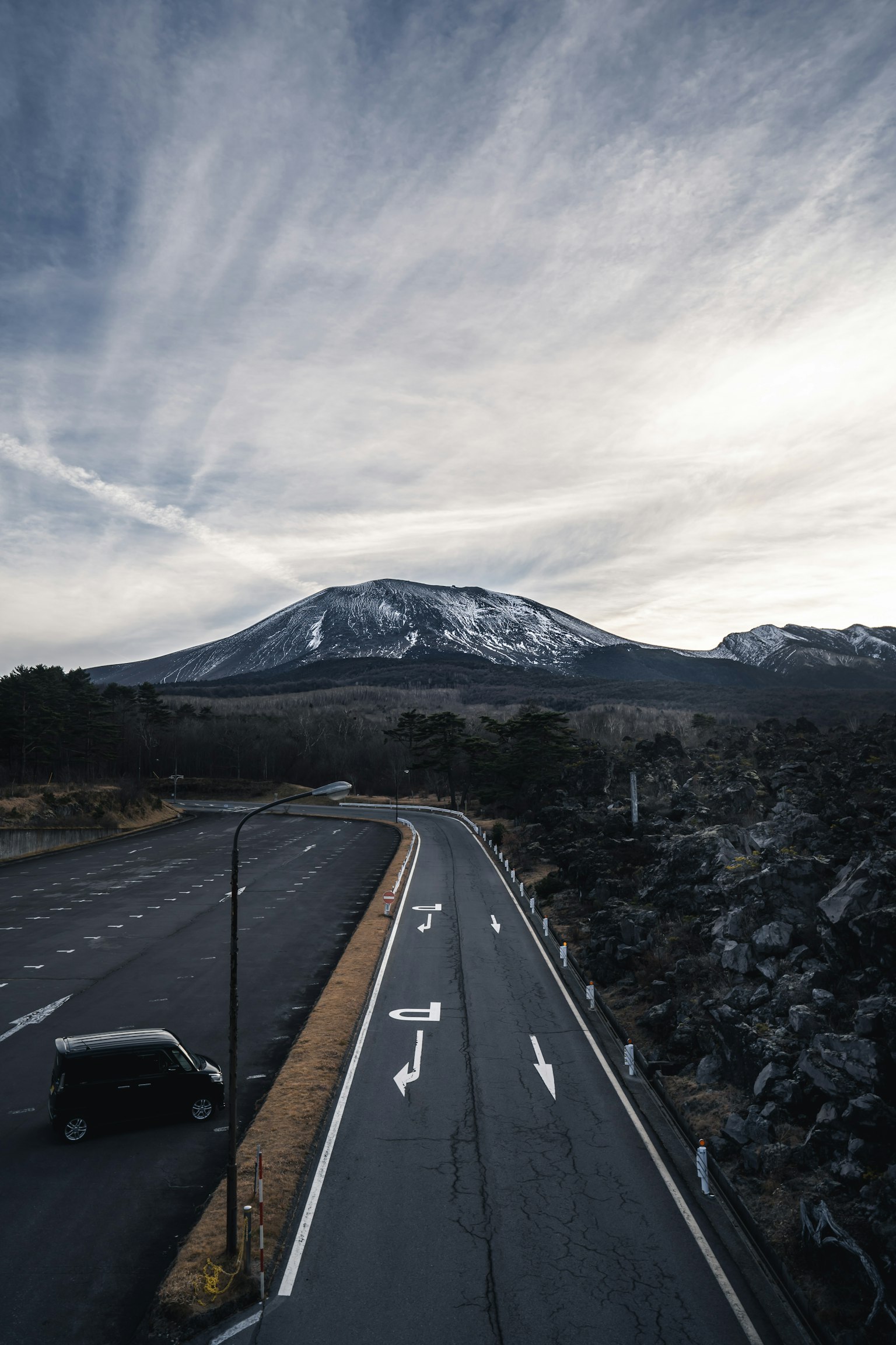 雪山和蜿蜒道路的美丽景色