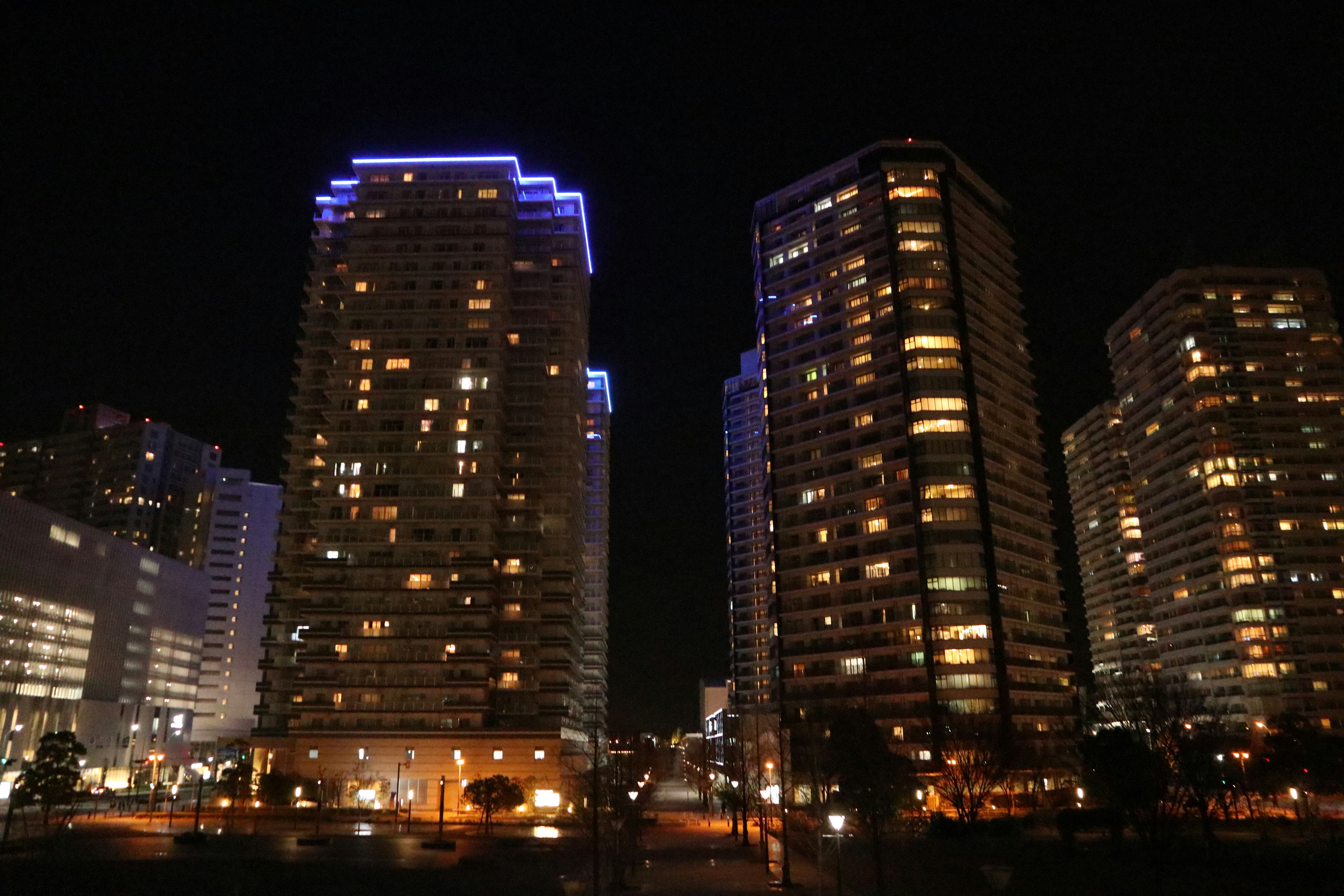 夜の高層ビル群と街の明かりが広がる都市風景
