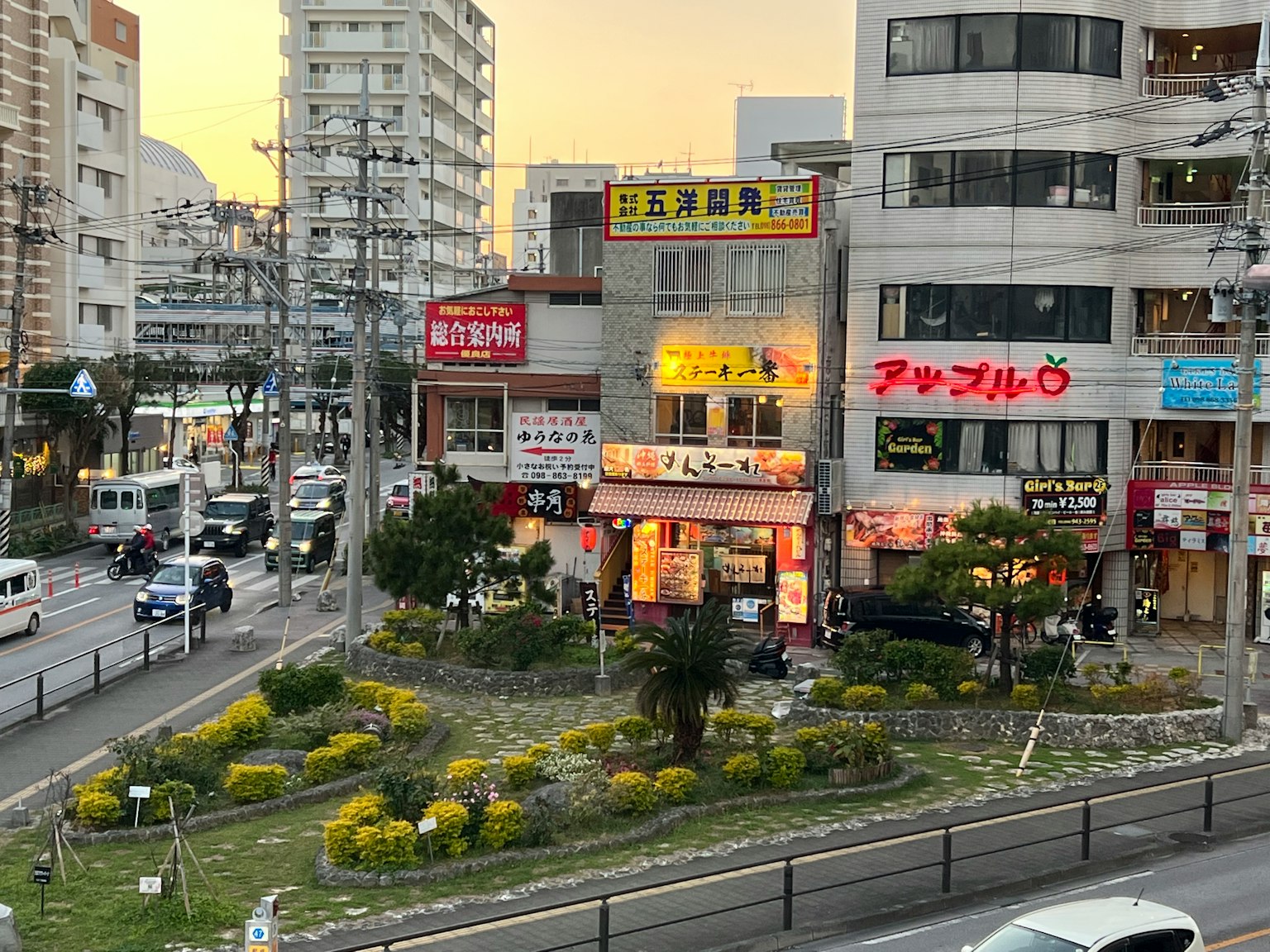 夕陽下商店和建築的熱鬧街景