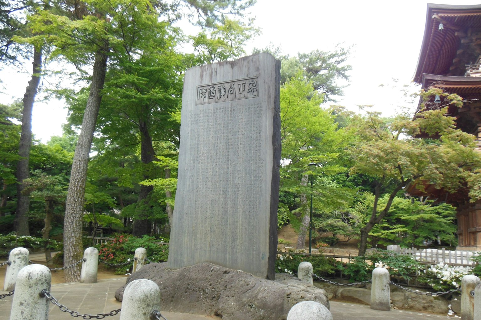 Monumento de piedra rodeado de vegetación exuberante y árboles