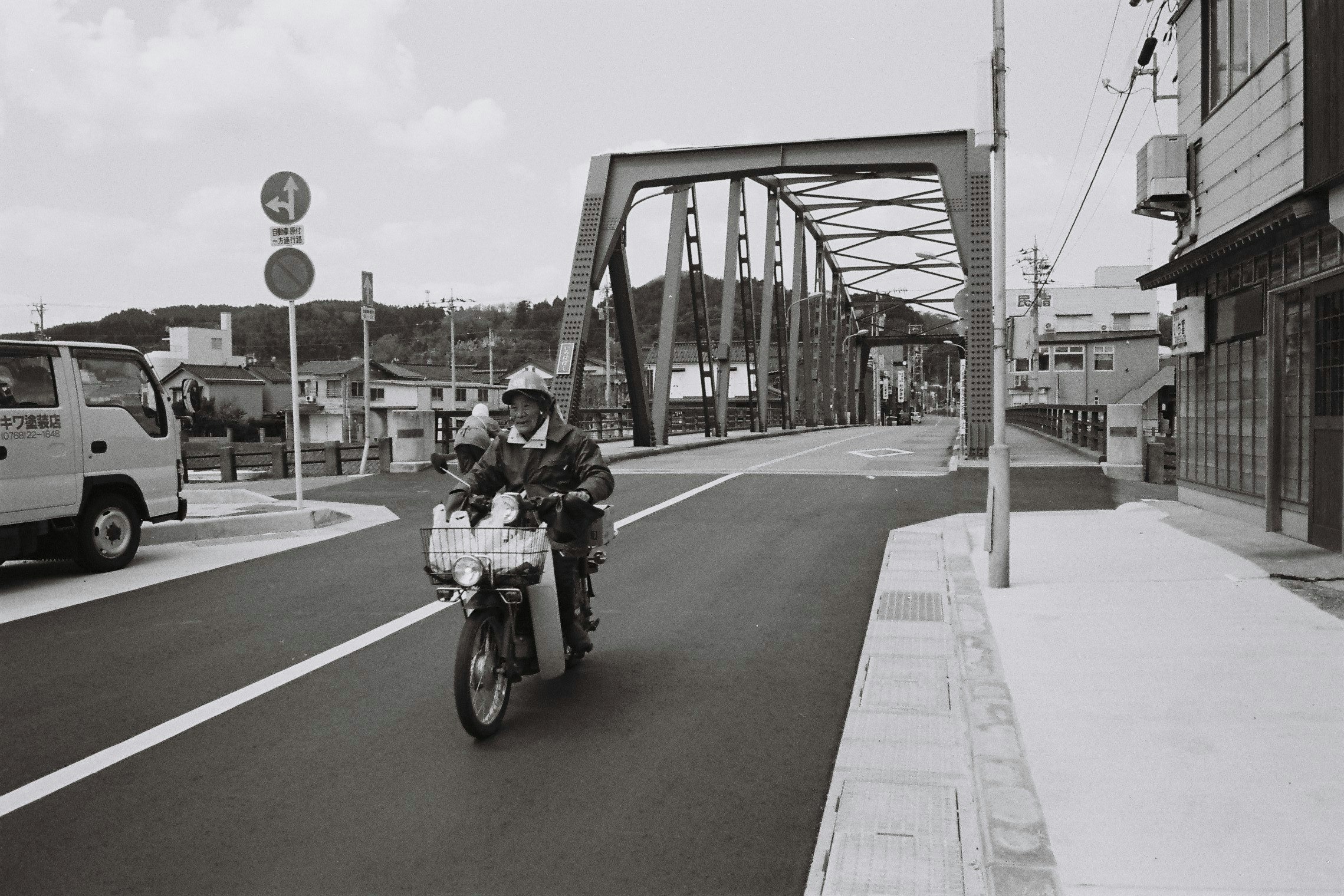能登・輪島の街角でバイクに乗る人