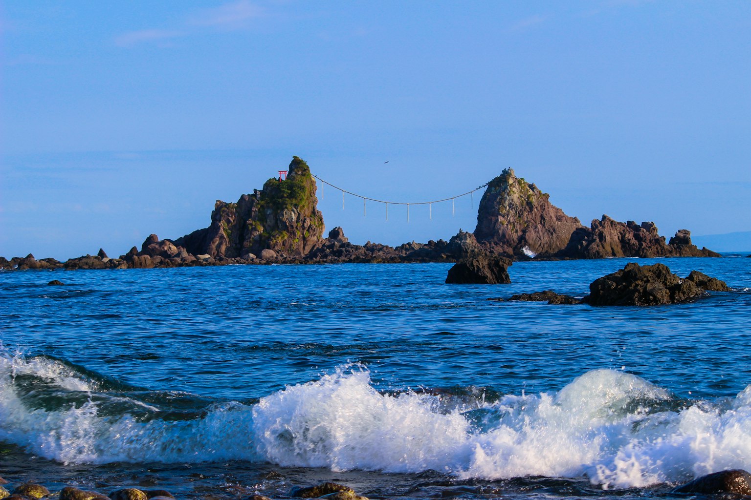 Îles émergeant de la mer bleue avec des vagues qui s'écrasent