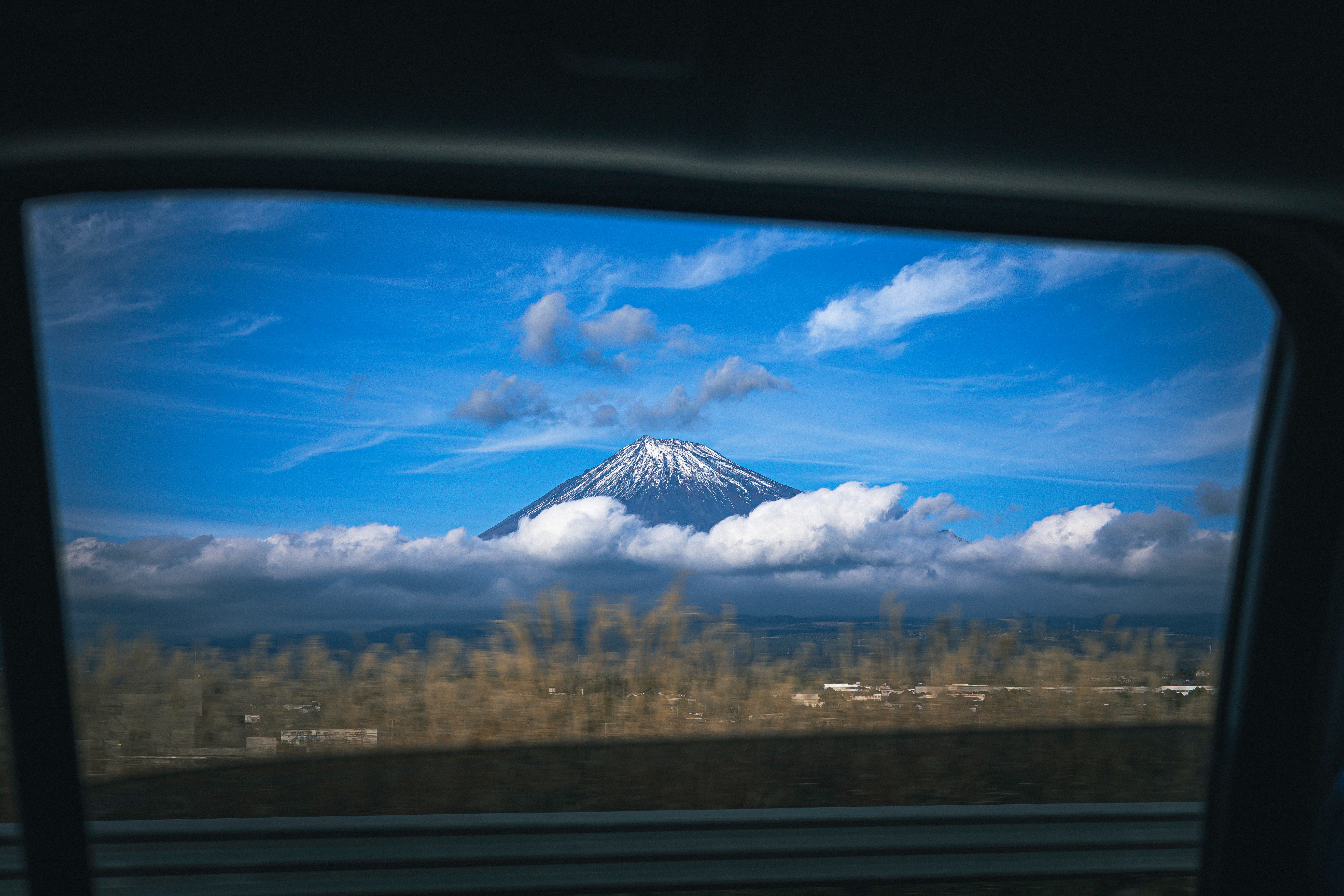 Pemandangan Gunung Fuji dari jendela kereta dengan awan