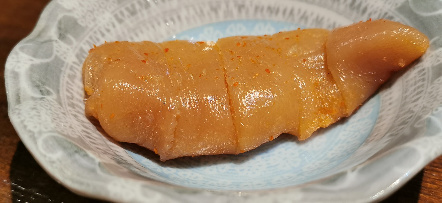 Sashimi de salmón en un plato decorativo