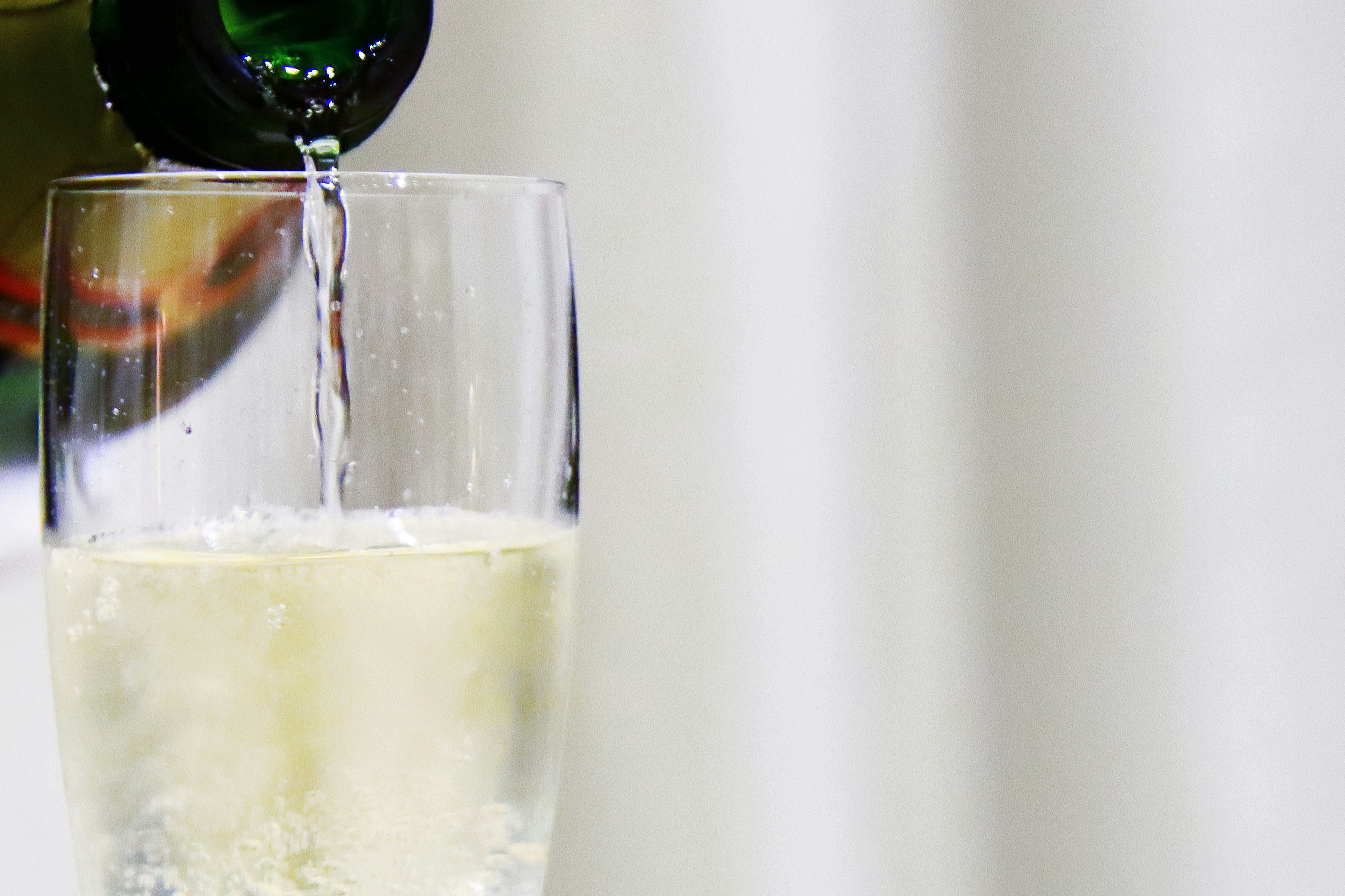 liquide clair versé dans un verre