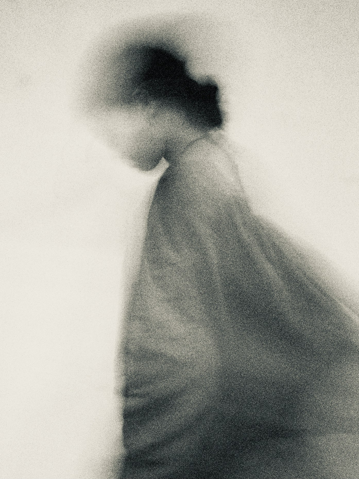 #expiredfilmのロモグラフィ風に写る人物のシルエット