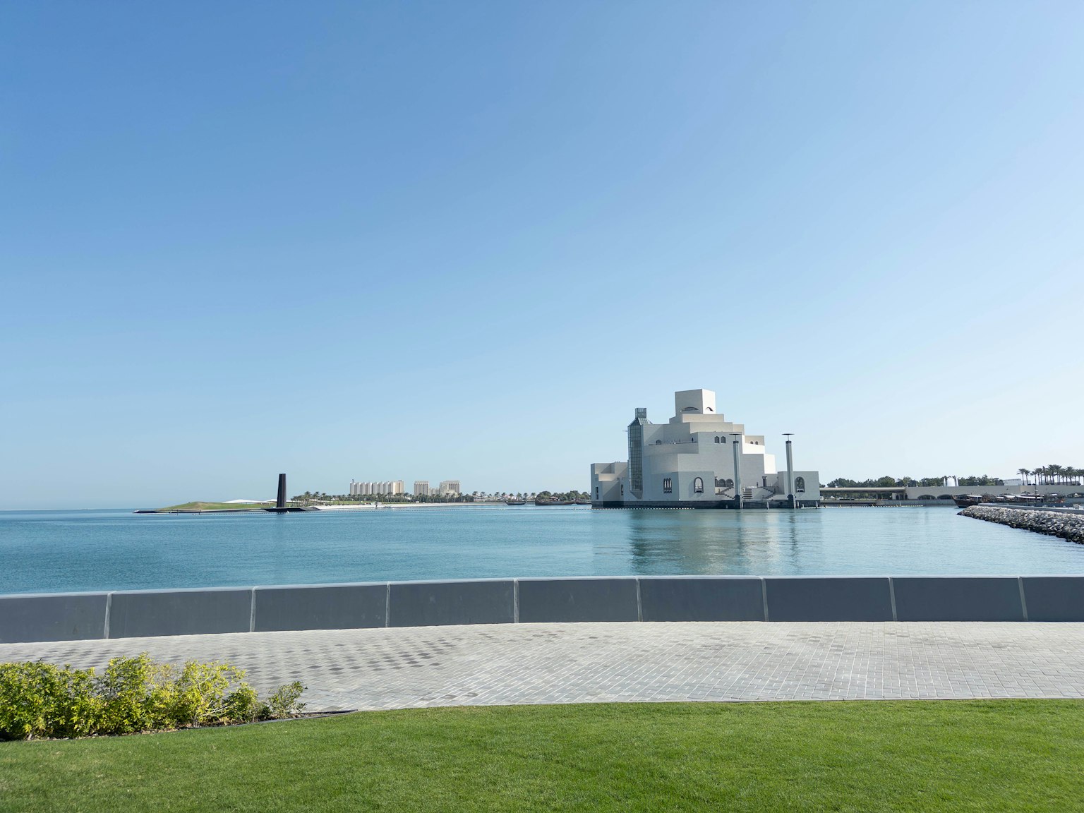 Vista panoramica di un edificio moderno sul mare sotto un cielo blu chiaro