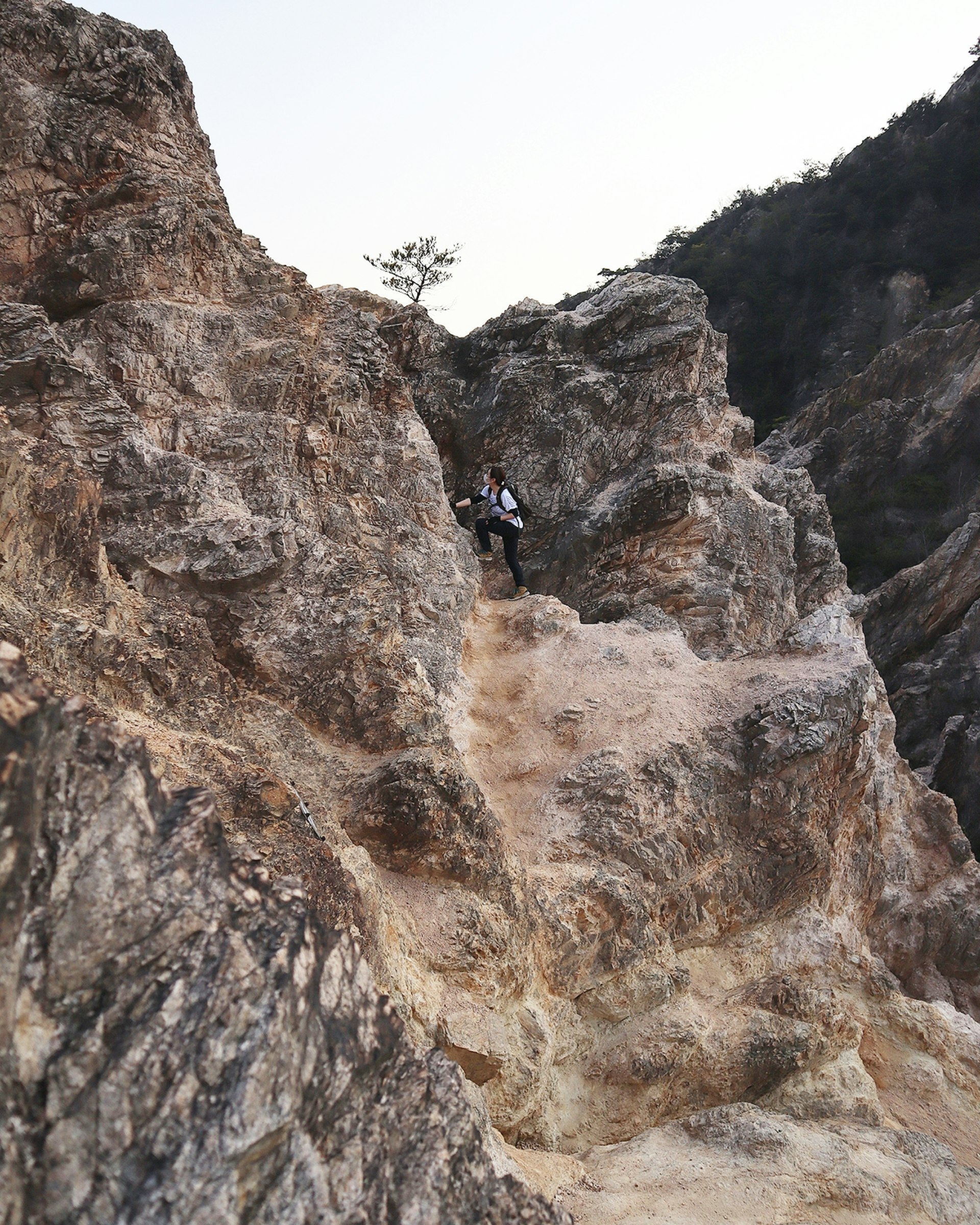岩石地形上的險峻山間小徑與健行者