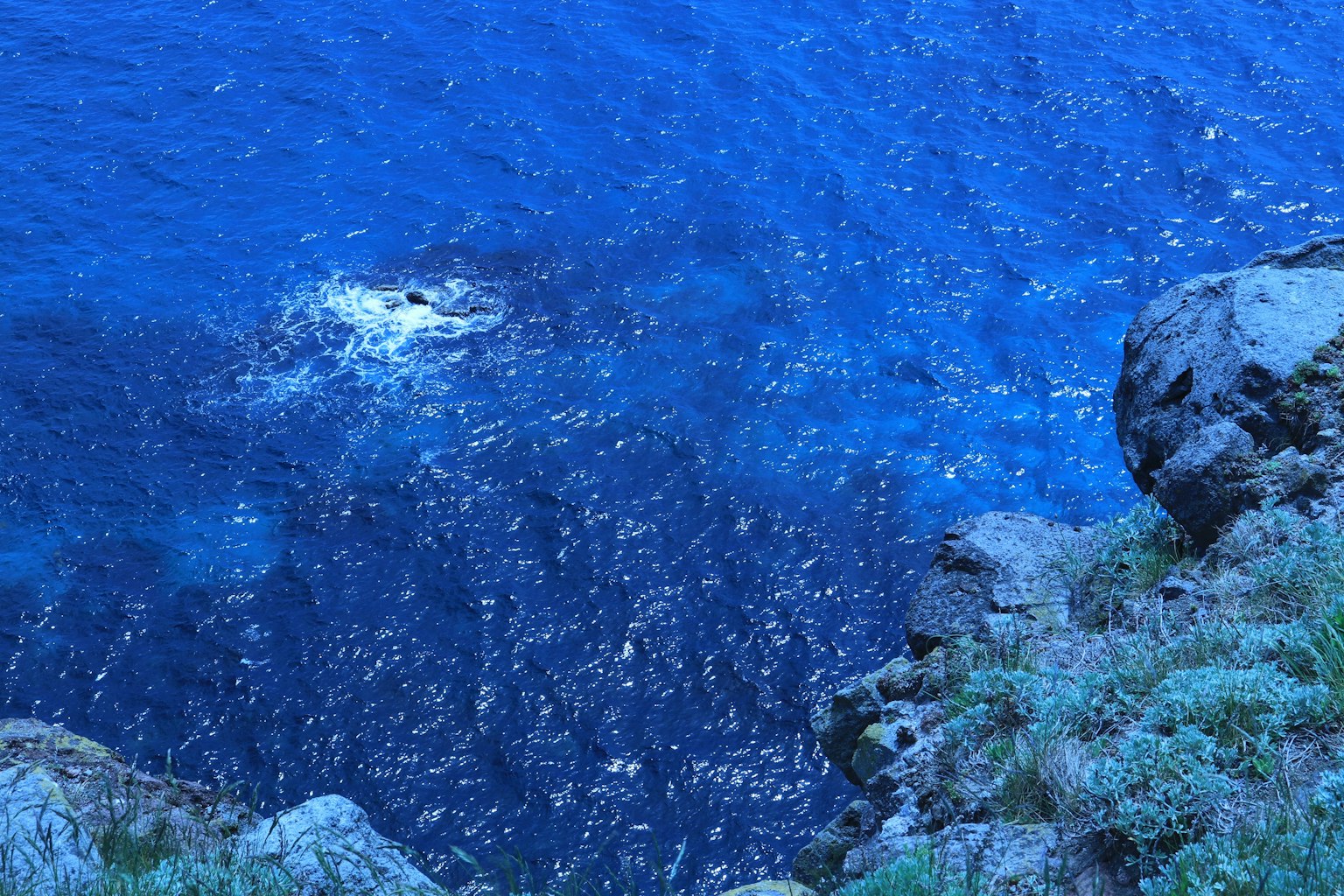 Vista del océano azul con rocas superficie del agua brillante