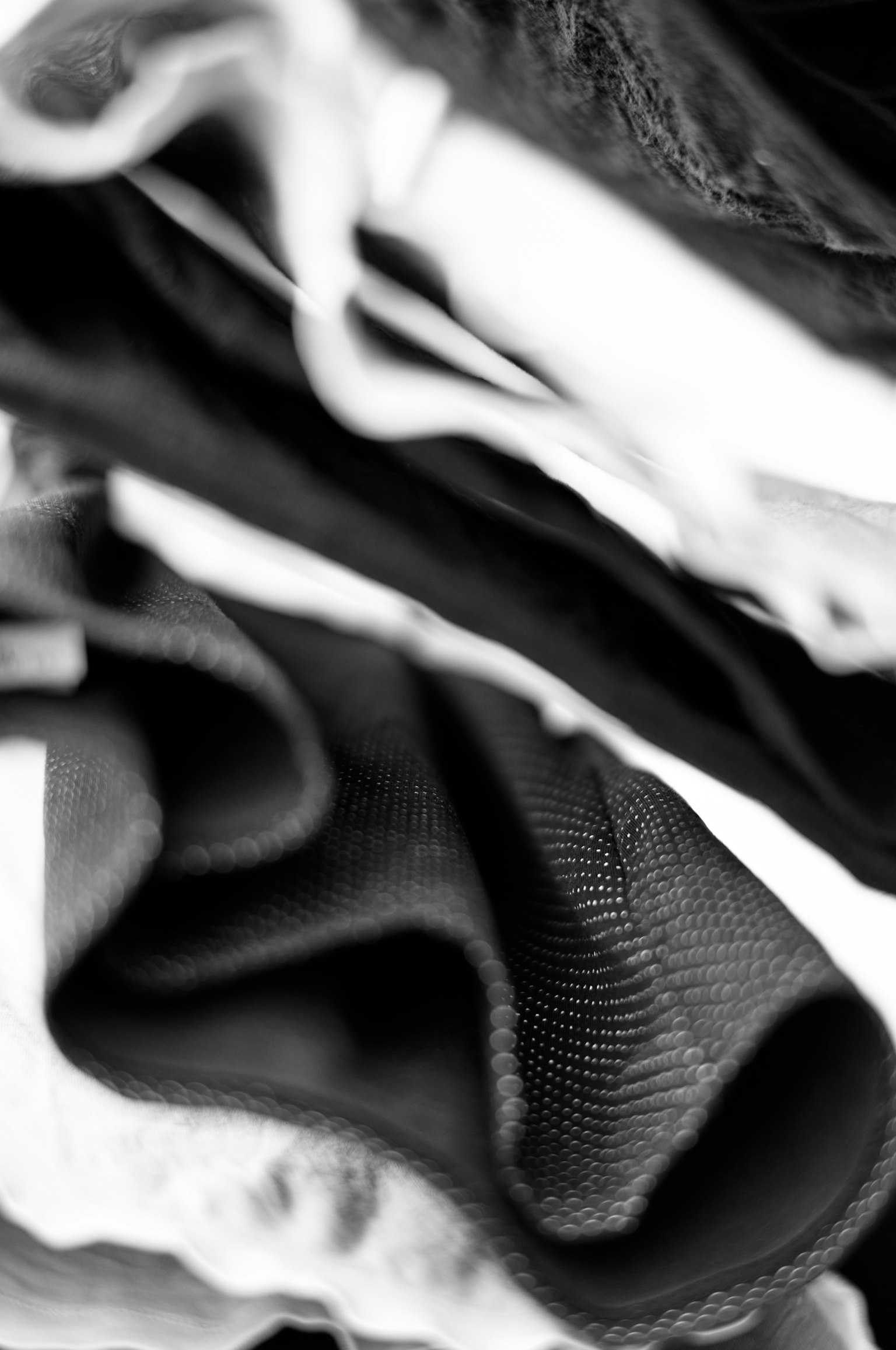 Textura abstracta de telas negras y blancas superpuestas