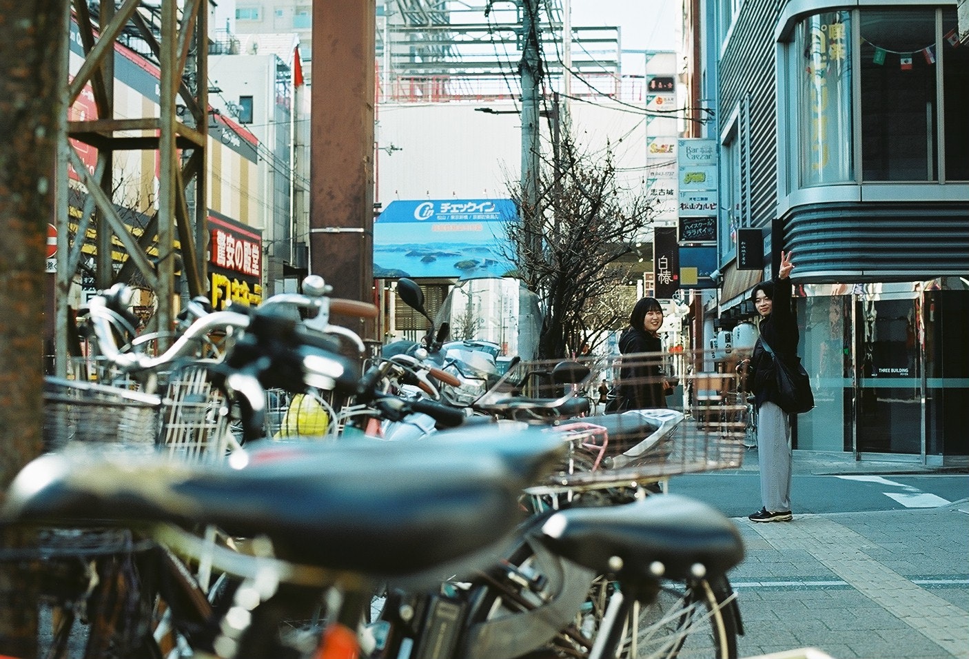 路地に並ぶ自転車と店先のある街角