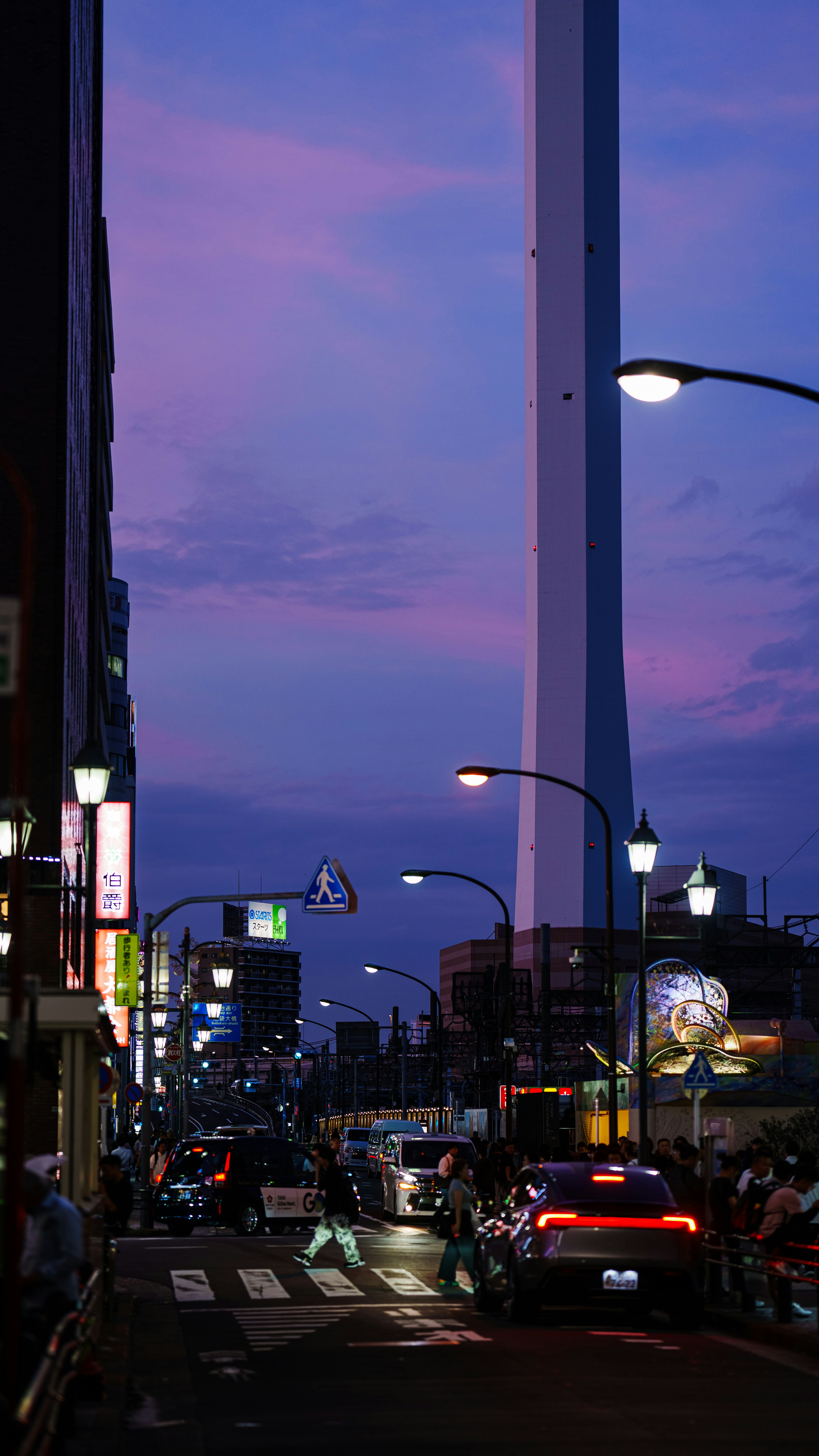 夕暮れの大通りを走る車と街の夜景