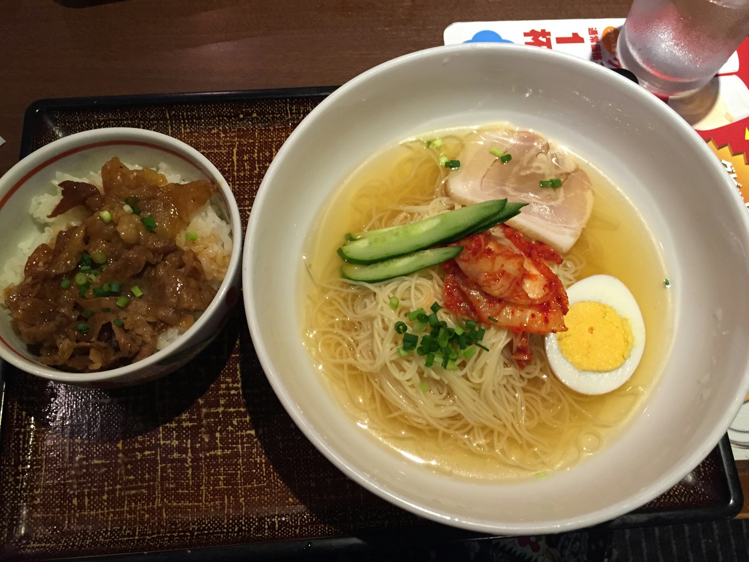 冷湯拉麵和飯碗