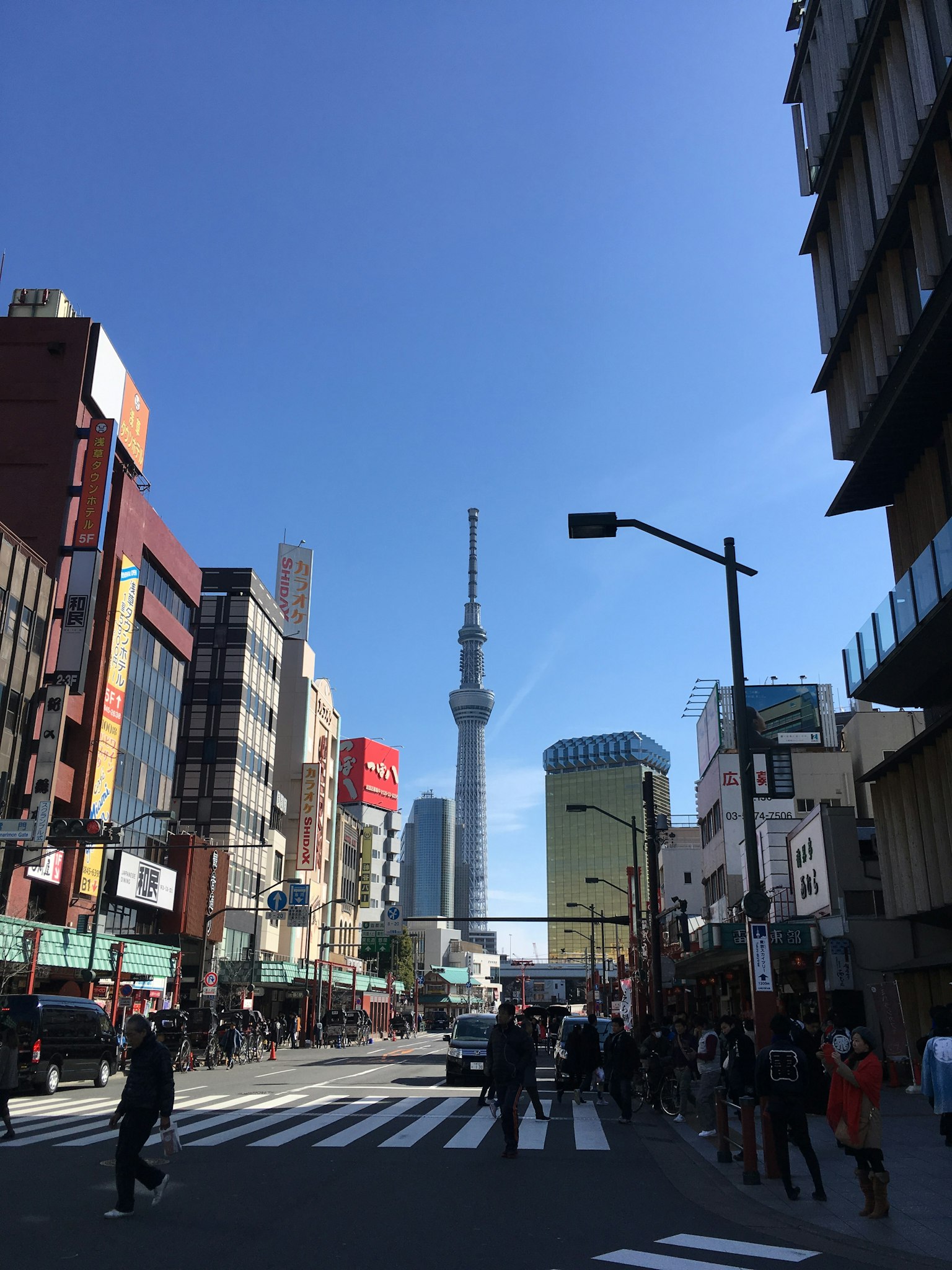 Vista della città con la Tokyo Skytree sotto un cielo azzurro