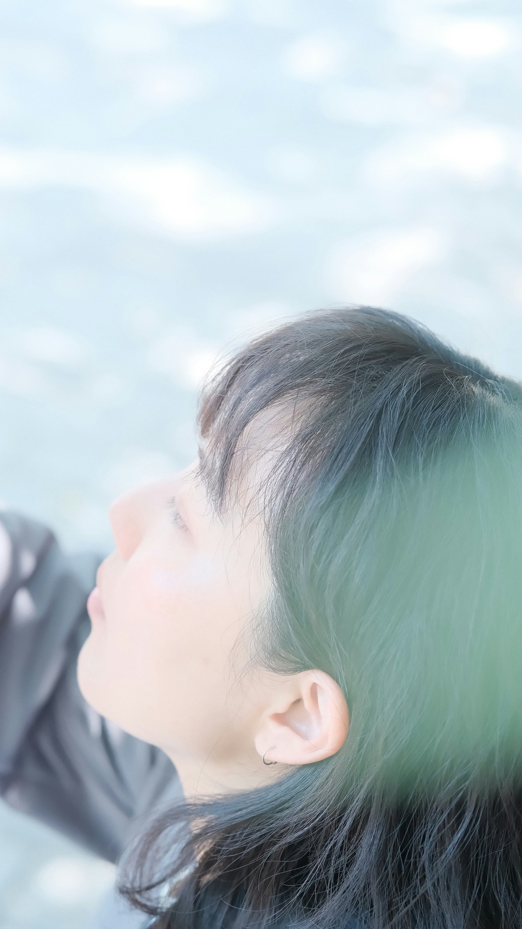 藍天背景下的人物側臉