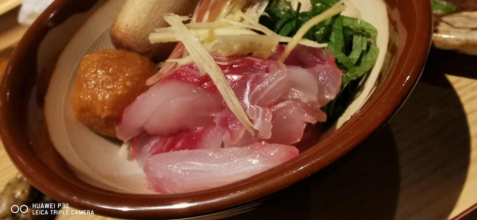Piring sashimi segar dengan hiasan