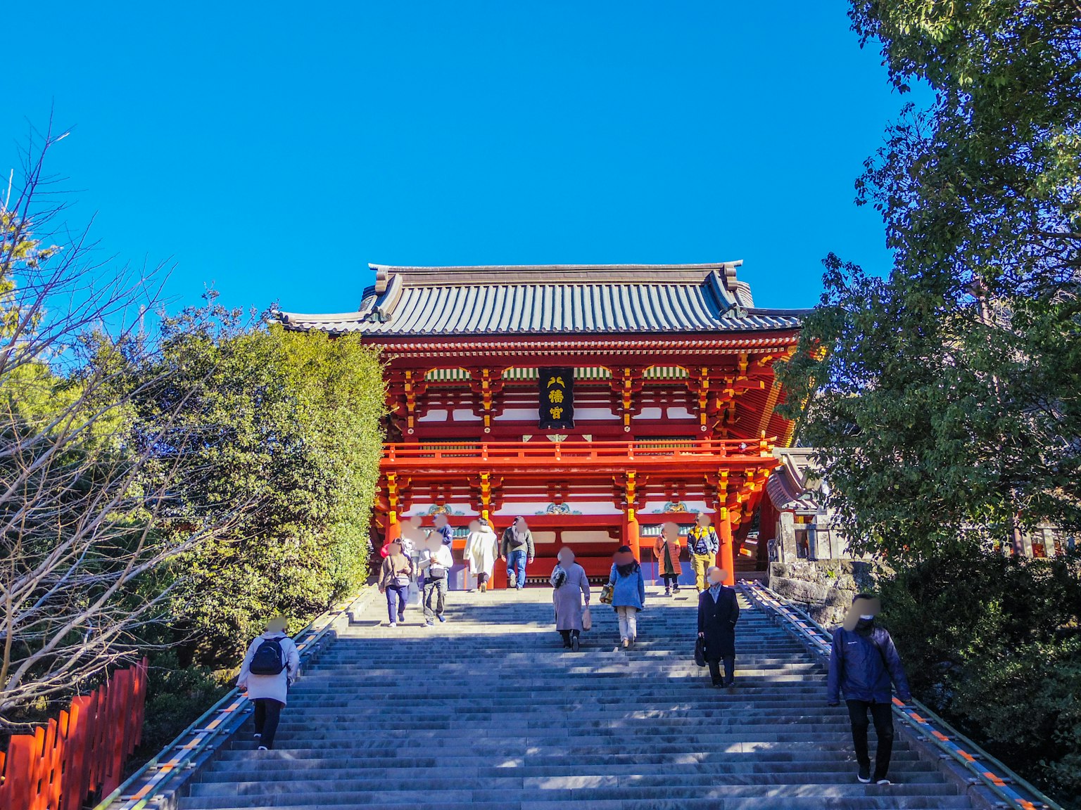 红色神社门和人们攀登石阶的风景