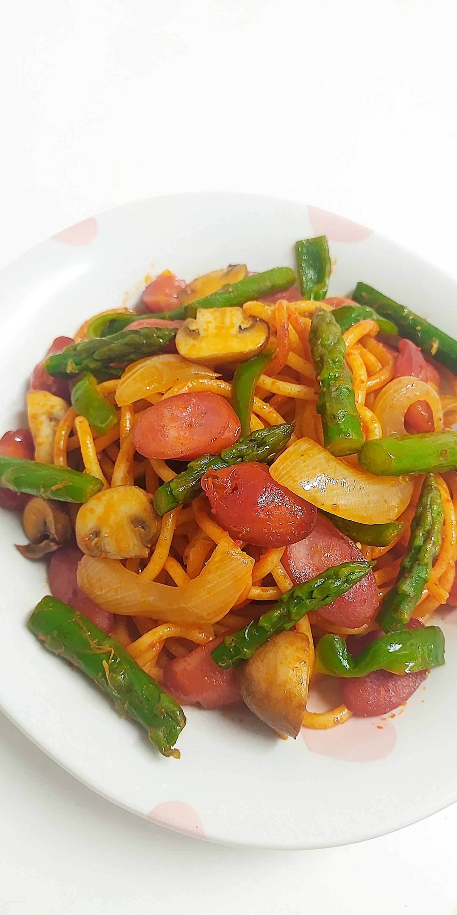 Đĩa rau và mì spaghetti đầy màu sắc