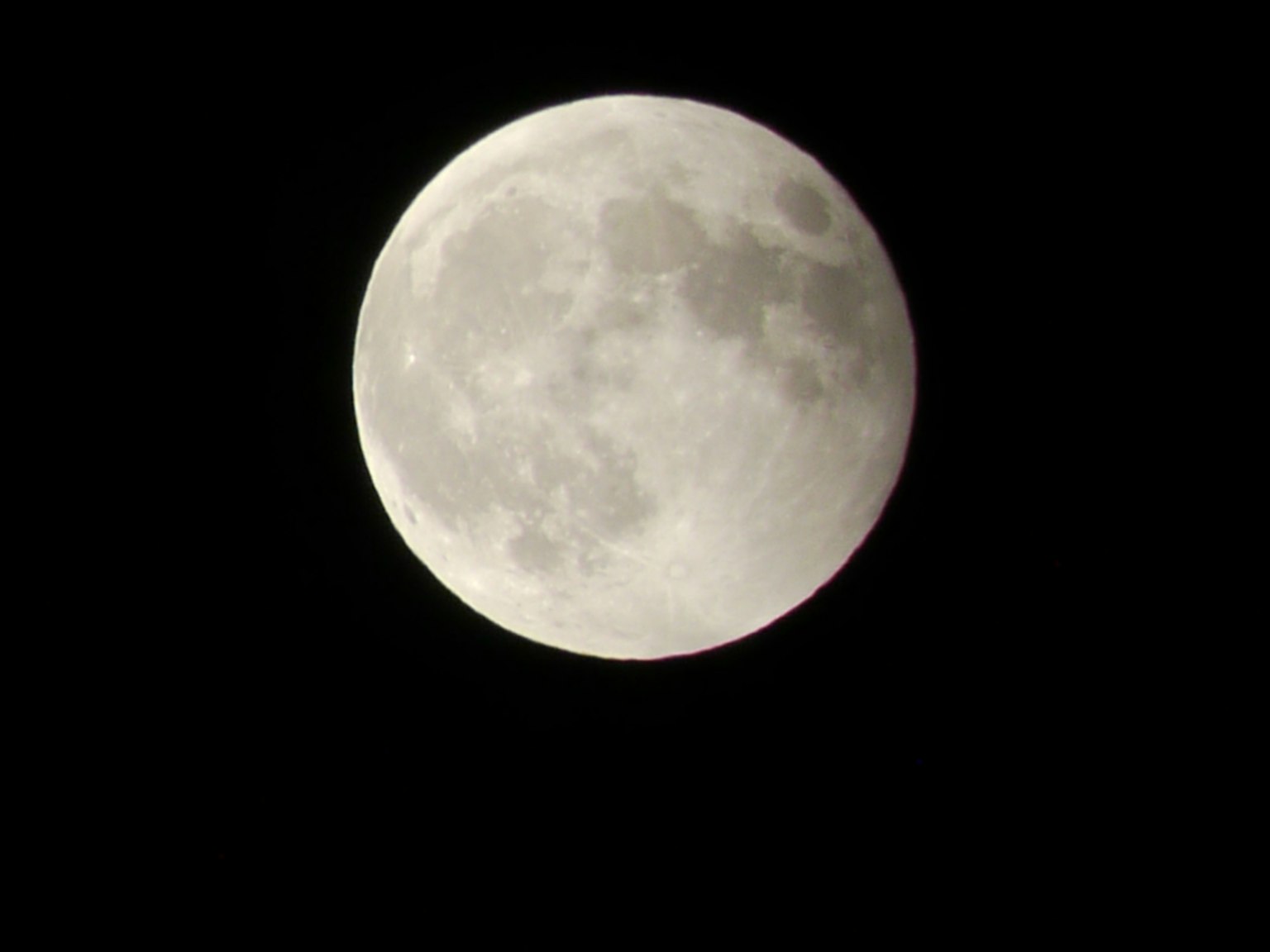 Luna llena brillante sobre fondo negro
