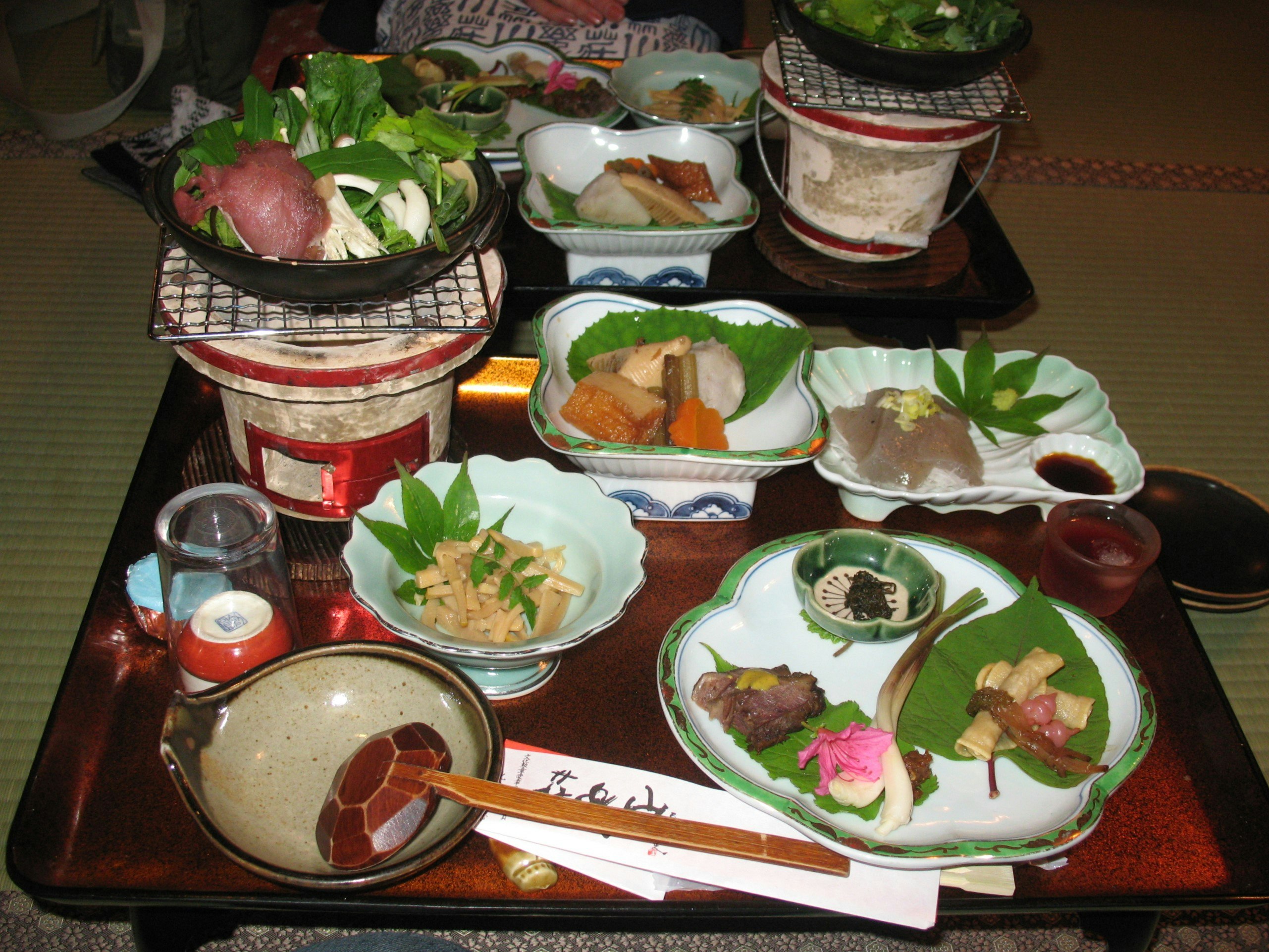 御岳山旅馆的晚餐摆盘 image