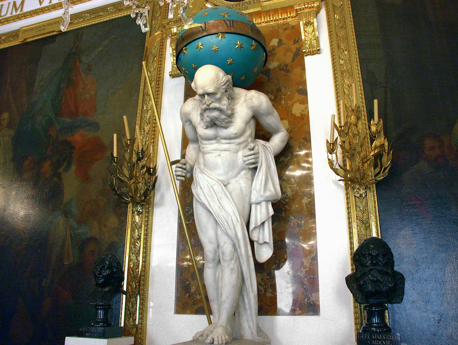 Marmorstatuen von Herkules, der einen blauen Globus majestätisch hält