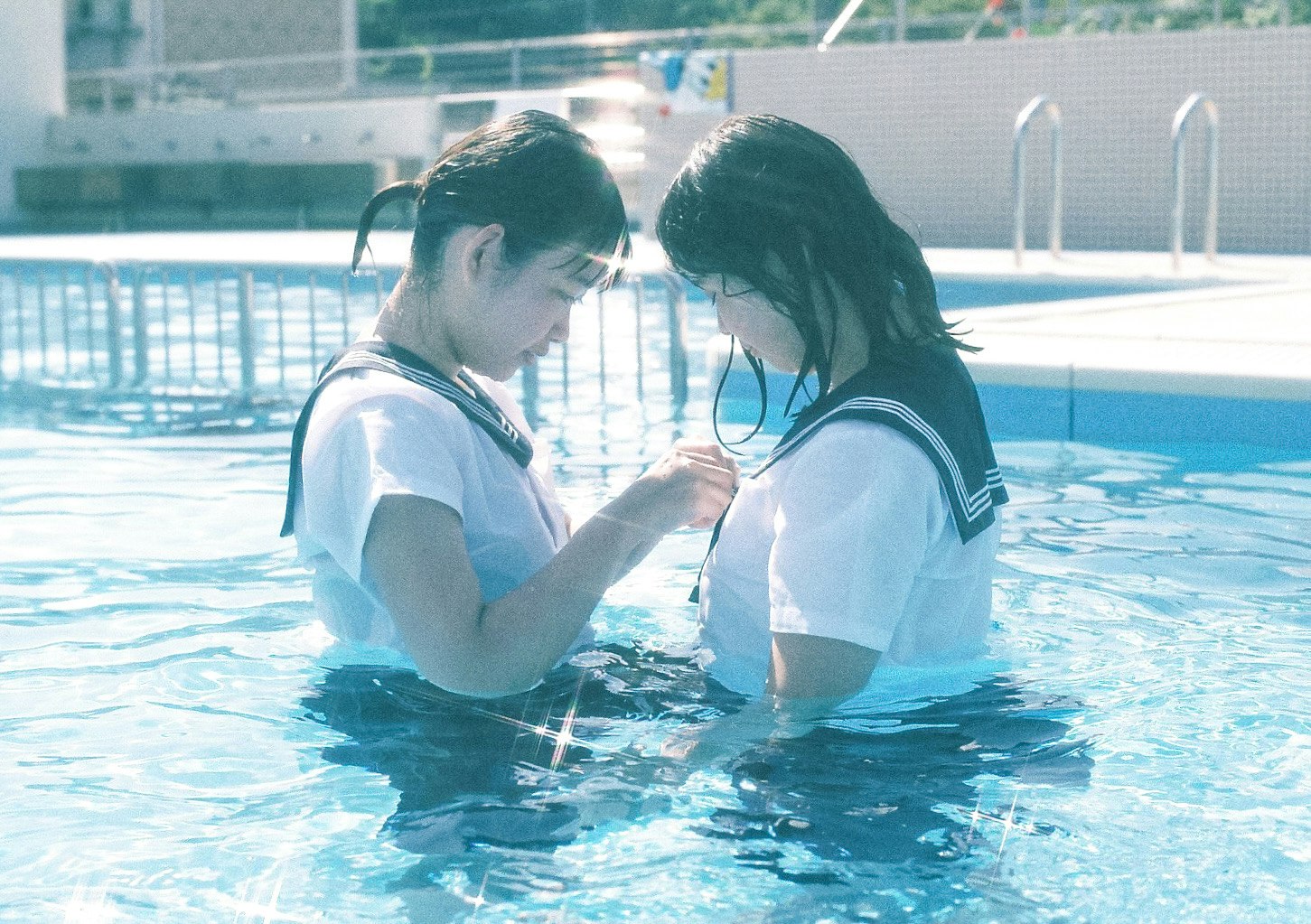 在游泳池里玩水的孩子微笑