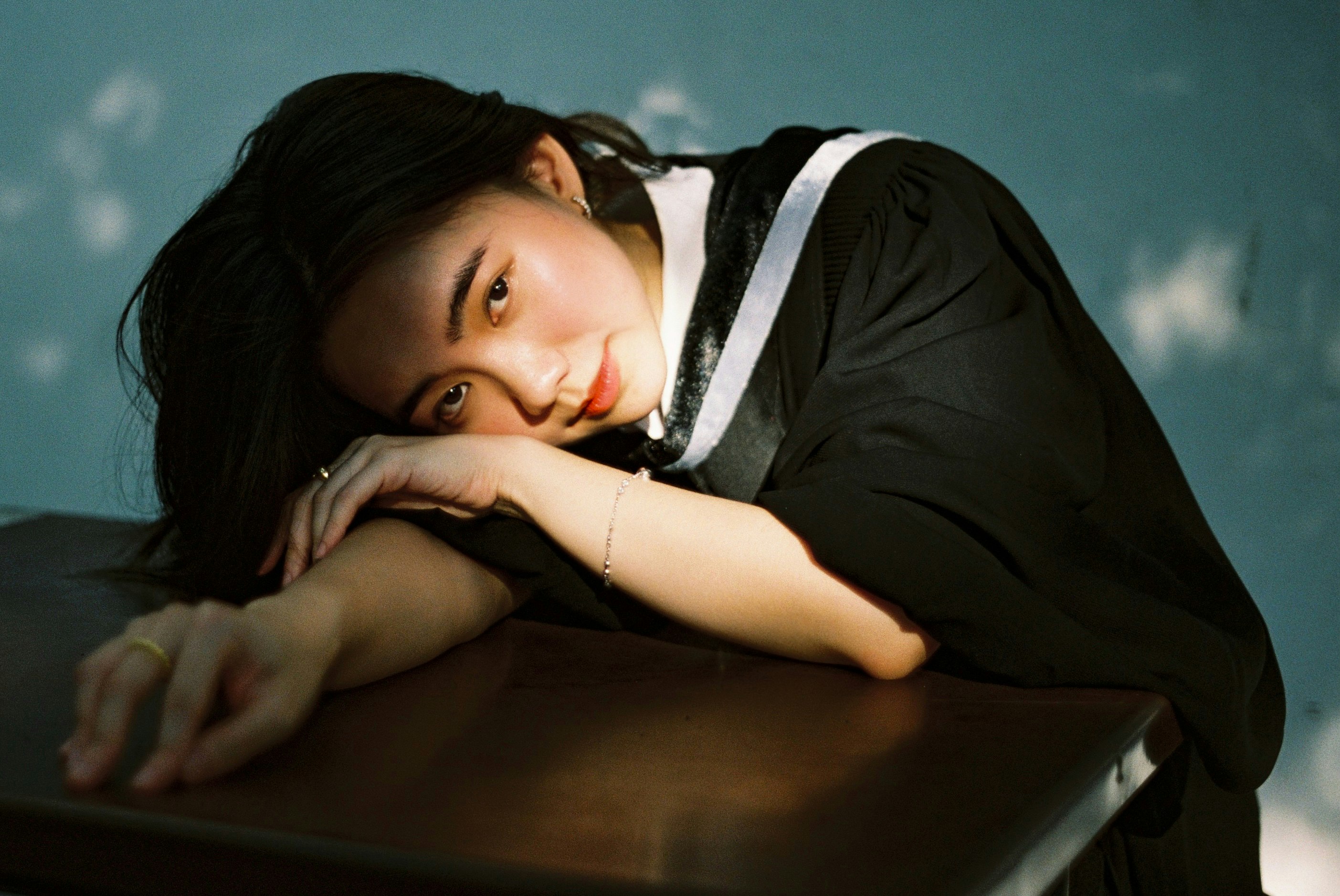 ソファに頬杖をつく女性のポートレート