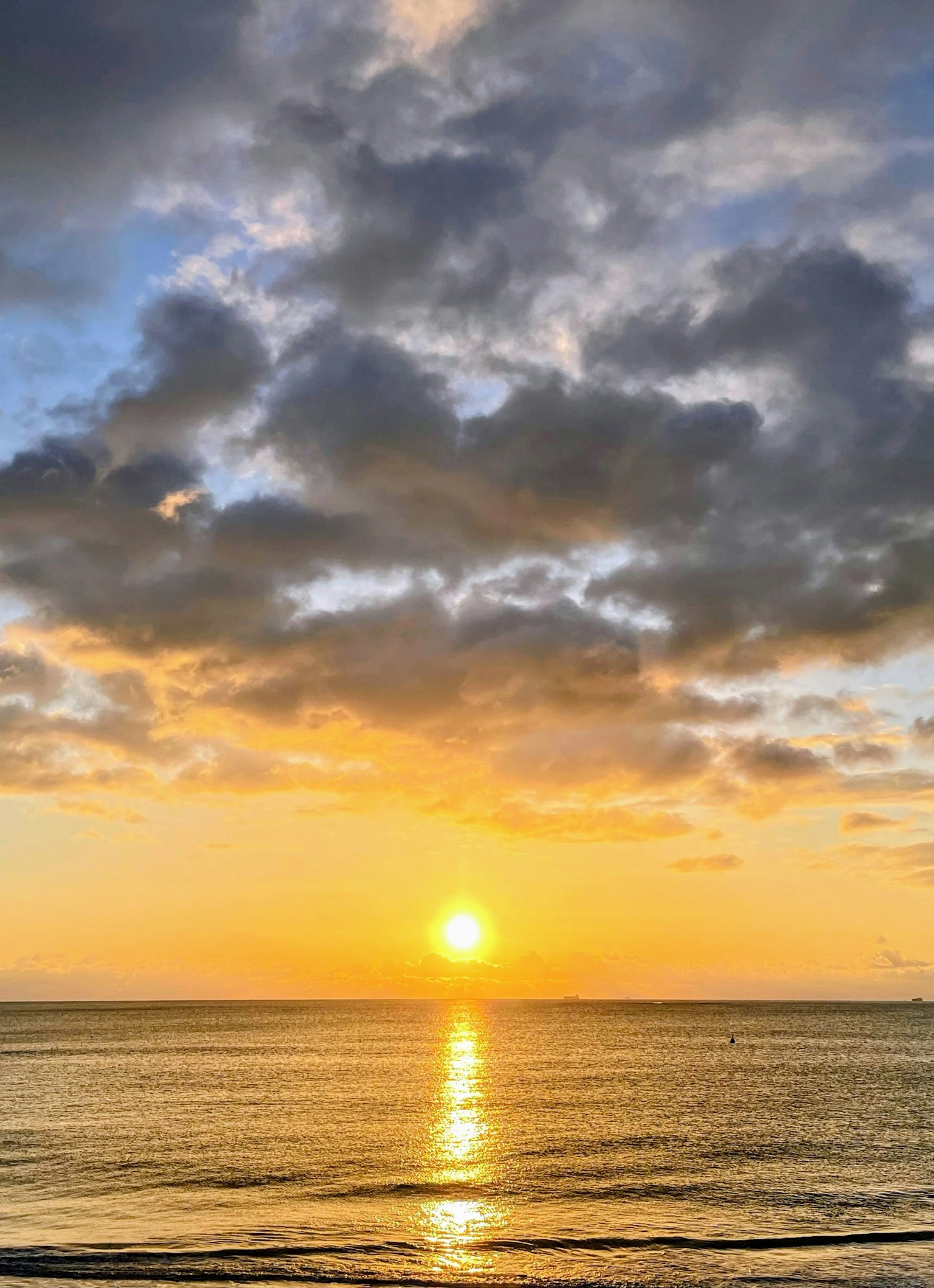 海上美麗的日落與雲彩