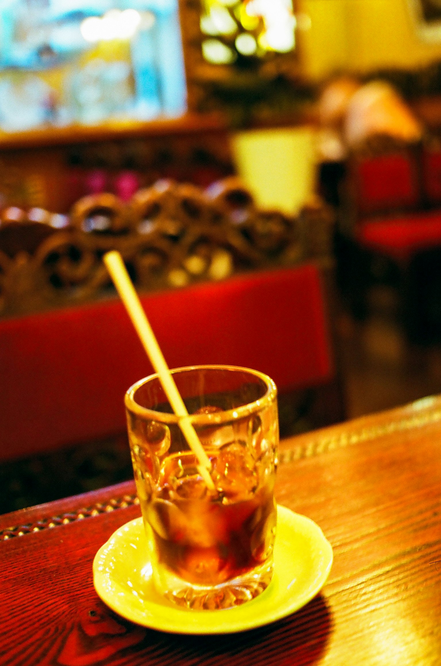 Ein Glas mit Eisgetränk auf einem Tisch mit einem Löffel