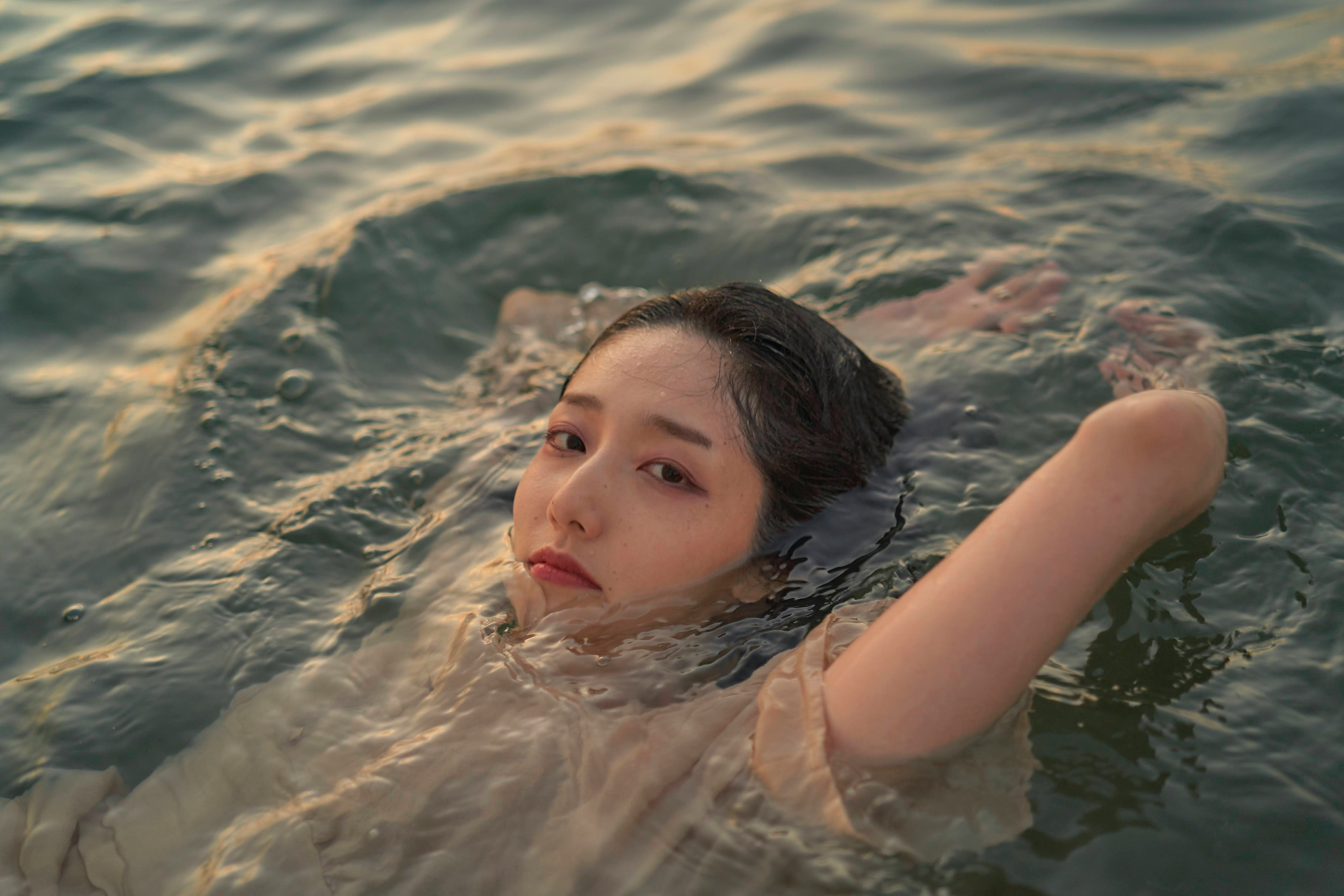 波間に浮かぶ女性の横顔