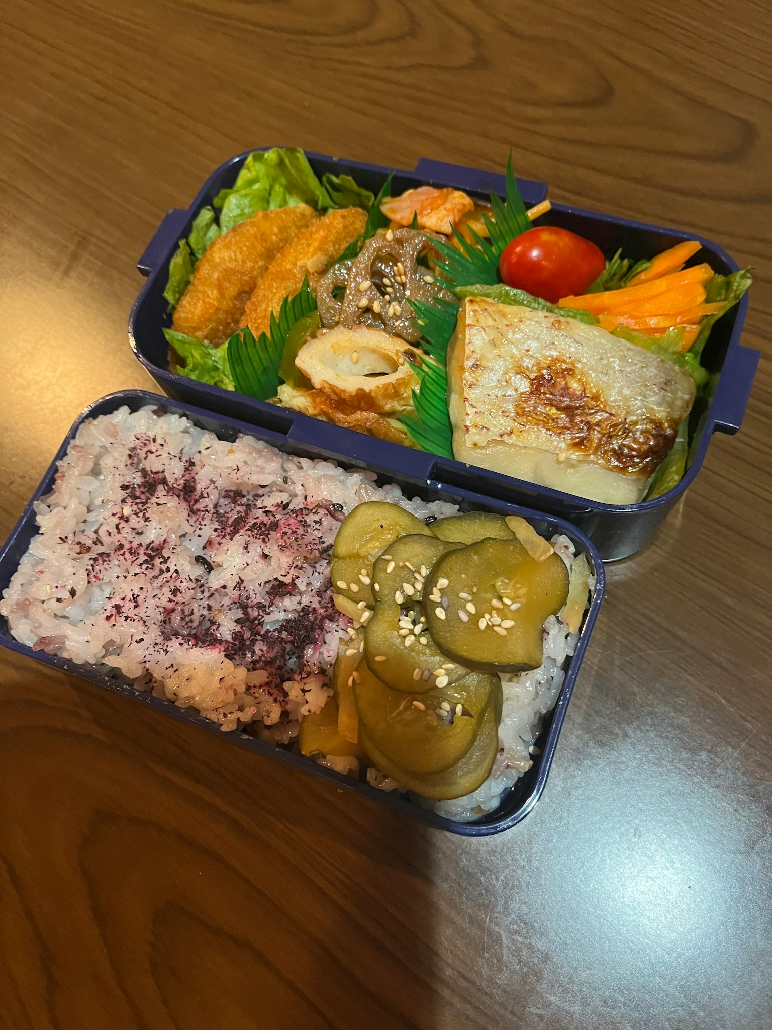 Hộp bento chứa đầy các món ăn khác nhau và cách trình bày cơm