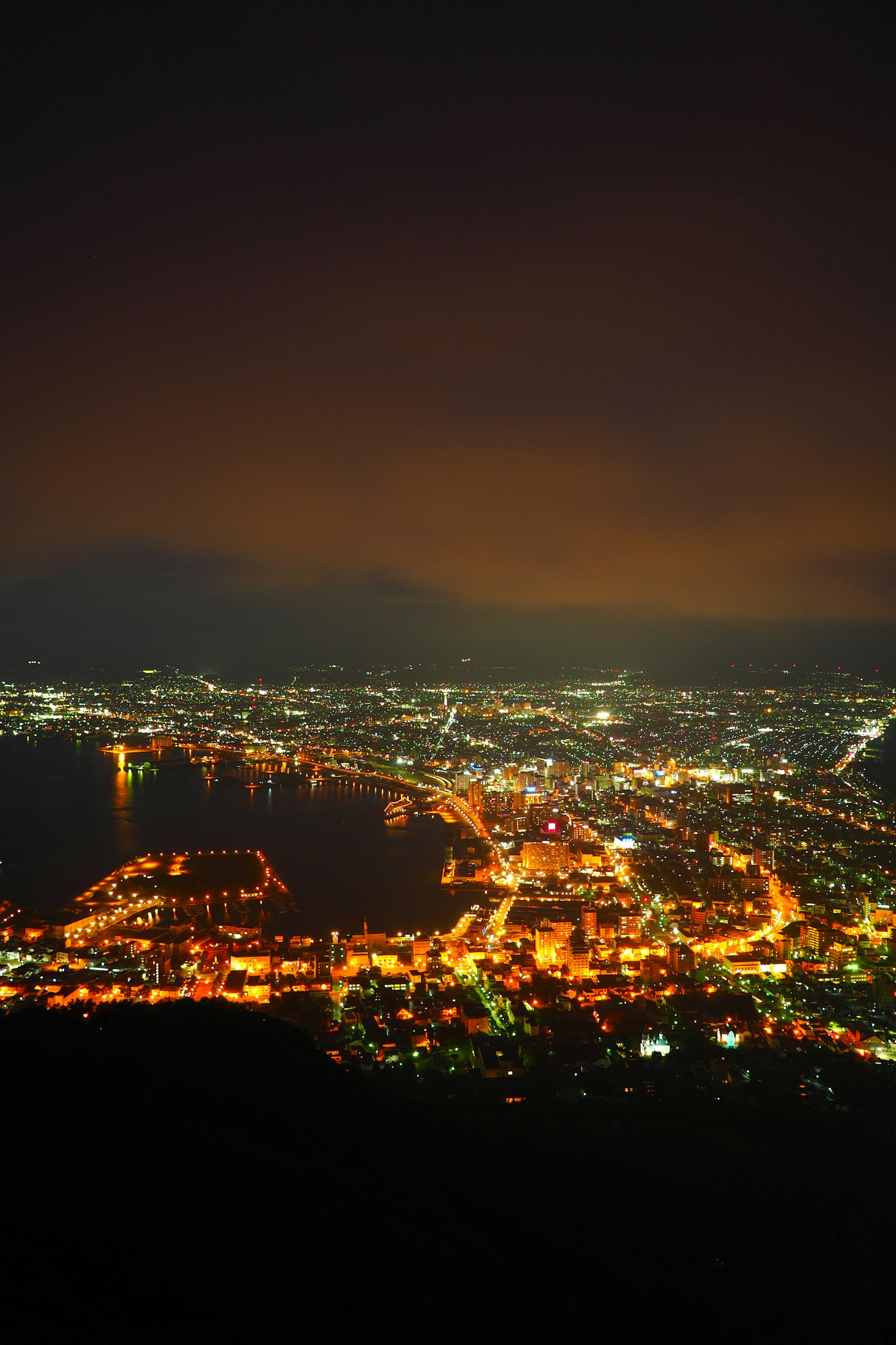 Schöne Nachtansicht einer Stadtlandschaft mit Hafenlichtern