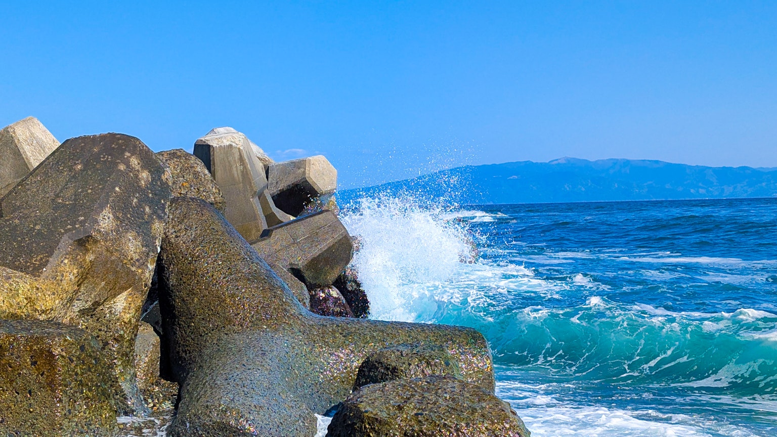 Paysage avec des structures en béton près des vagues océaniques