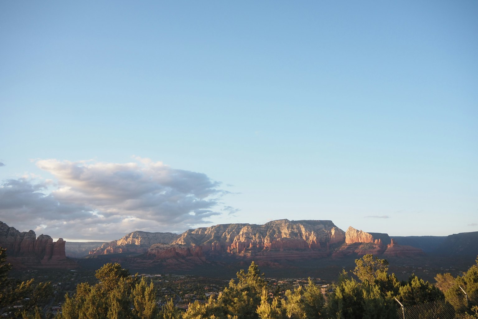 Pemandangan pegunungan Sedona di bawah langit biru yang cerah