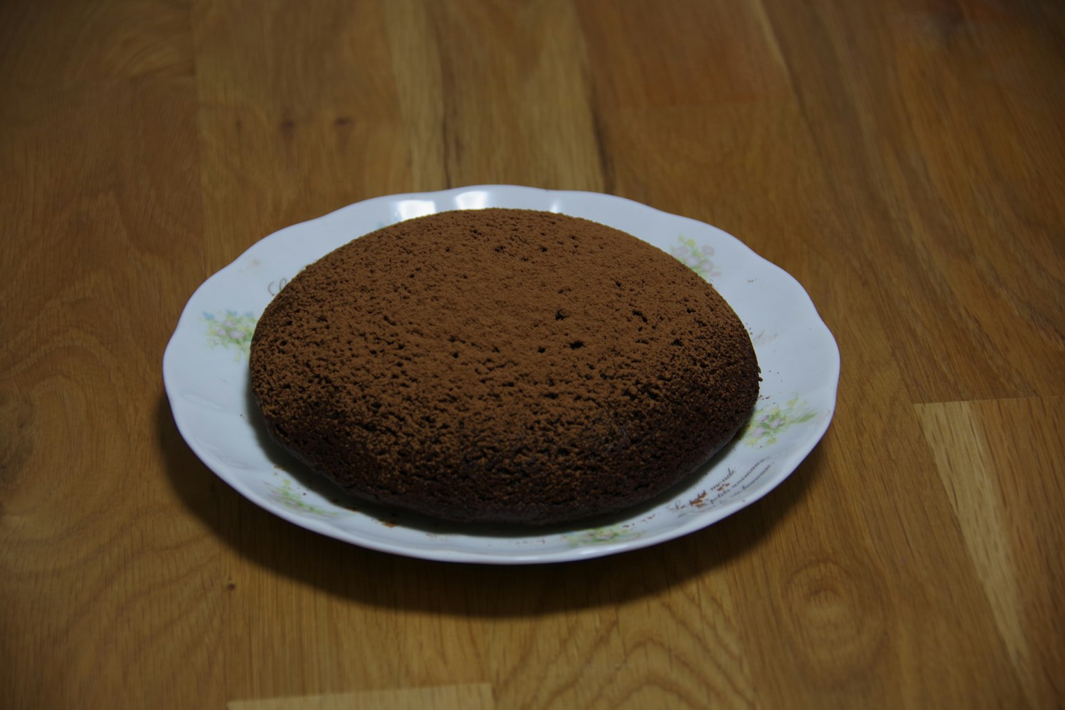 Pastel marrón en un plato blanco