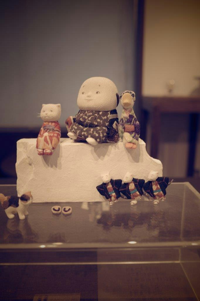pequeñas figuras de muñecos expuestas en una vitrina de vidrio
