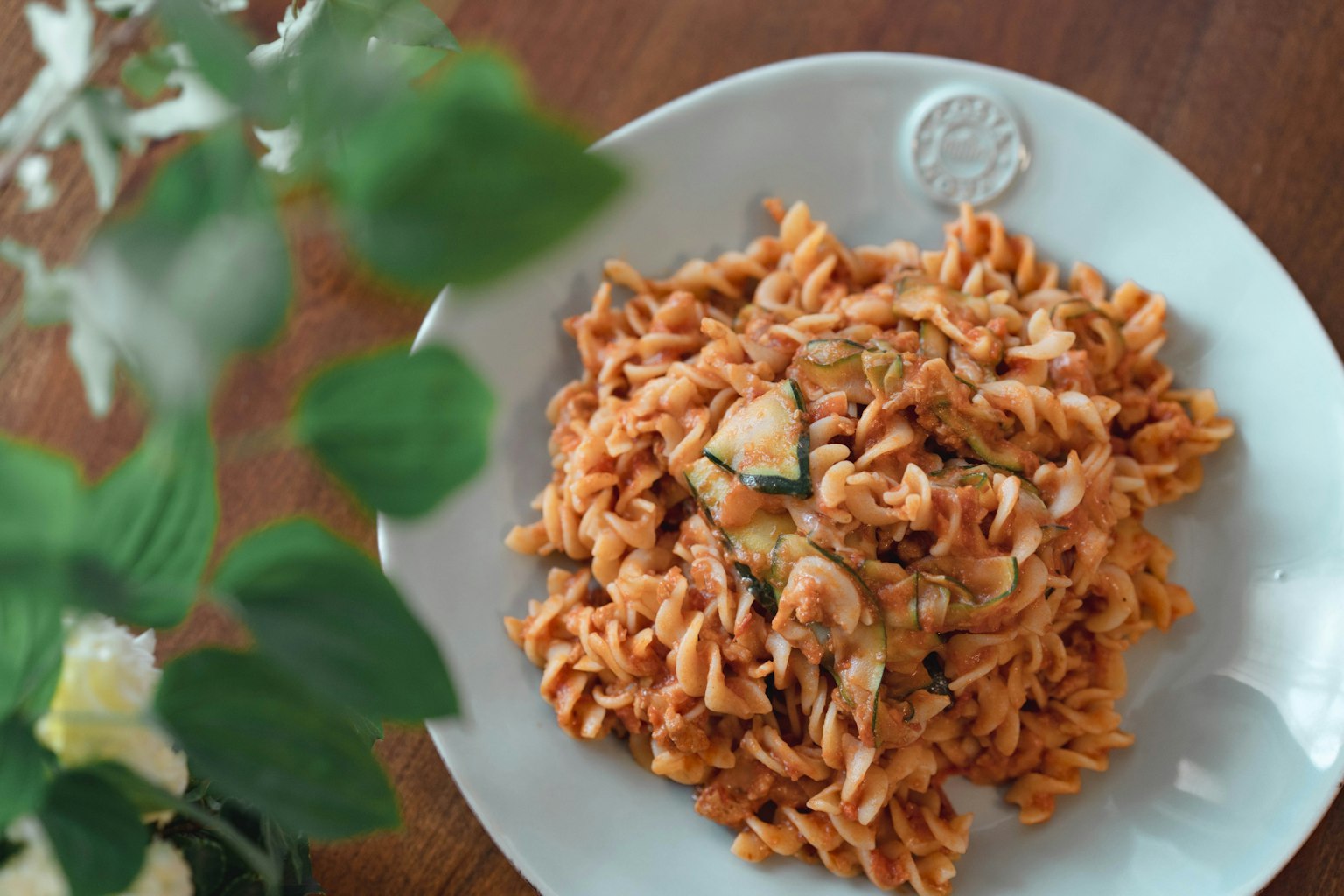 จานพาสต้า fusilli กับซอสมะเขือเทศและสมุนไพร