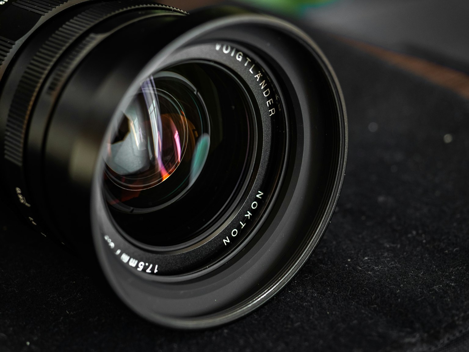 カメラレンズのクローズアップ 黒いボディと光沢のあるレンズ