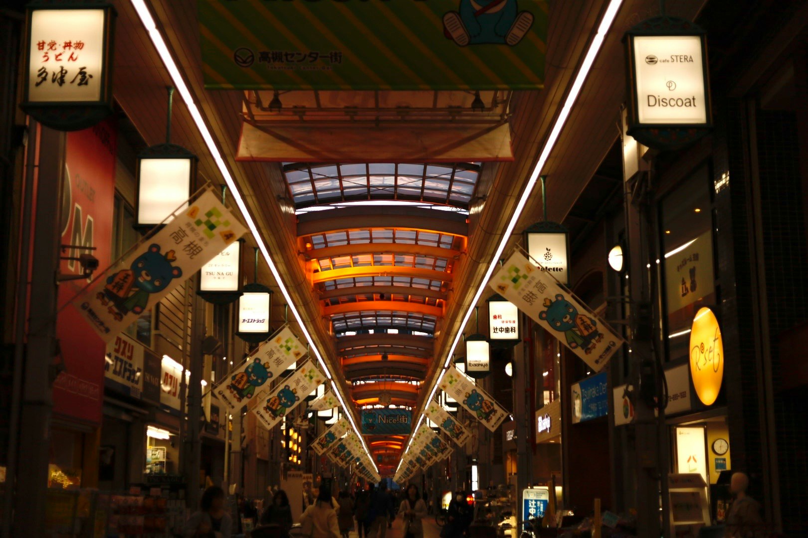 室內商店街拱廊兩側的燈籠與招牌