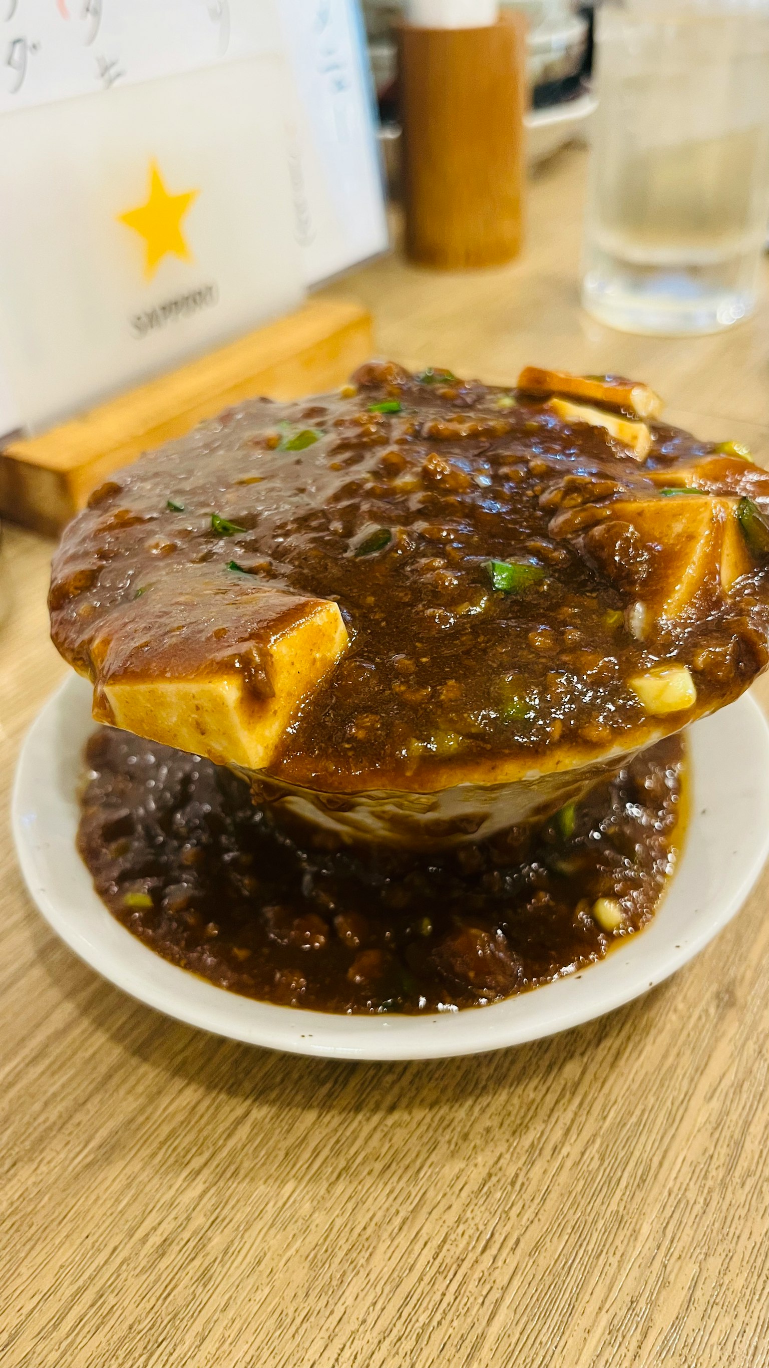一個盛有豆腐和豐富醬汁的碗溢出