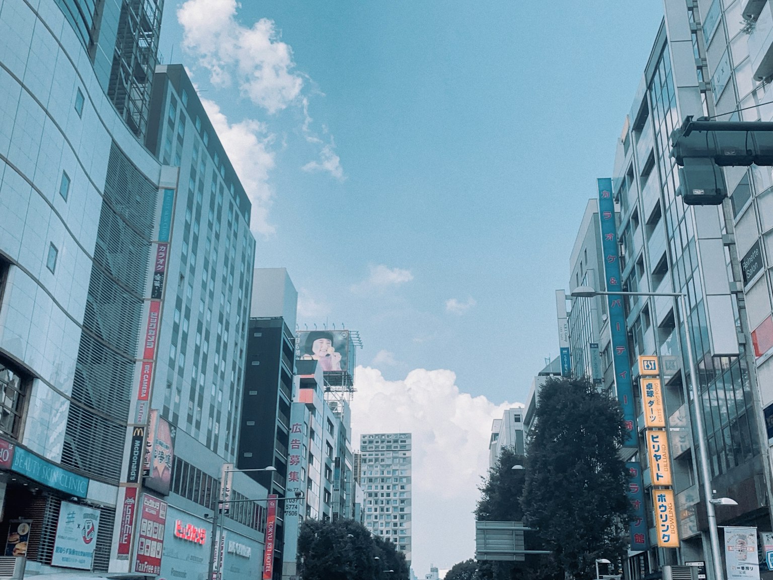 蓝天下的城市街道和高楼大厦