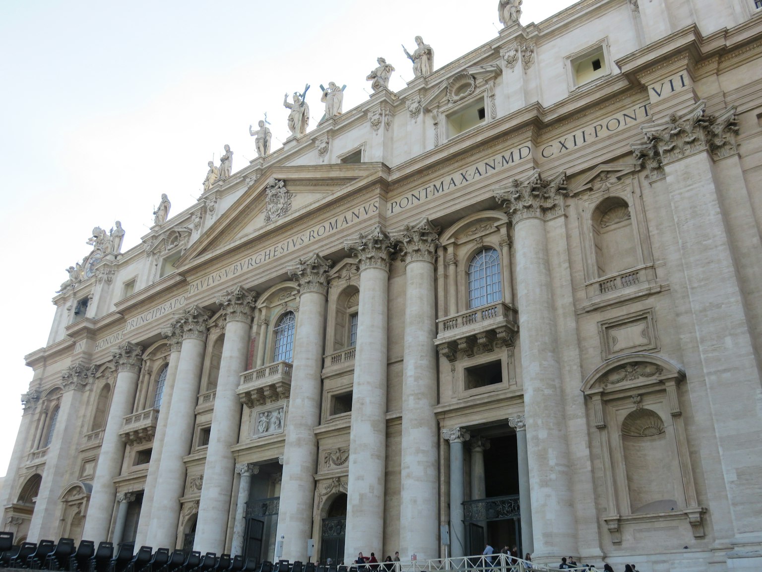 Vista exterior detallada de la Basílica de San Pedro en el Vaticano