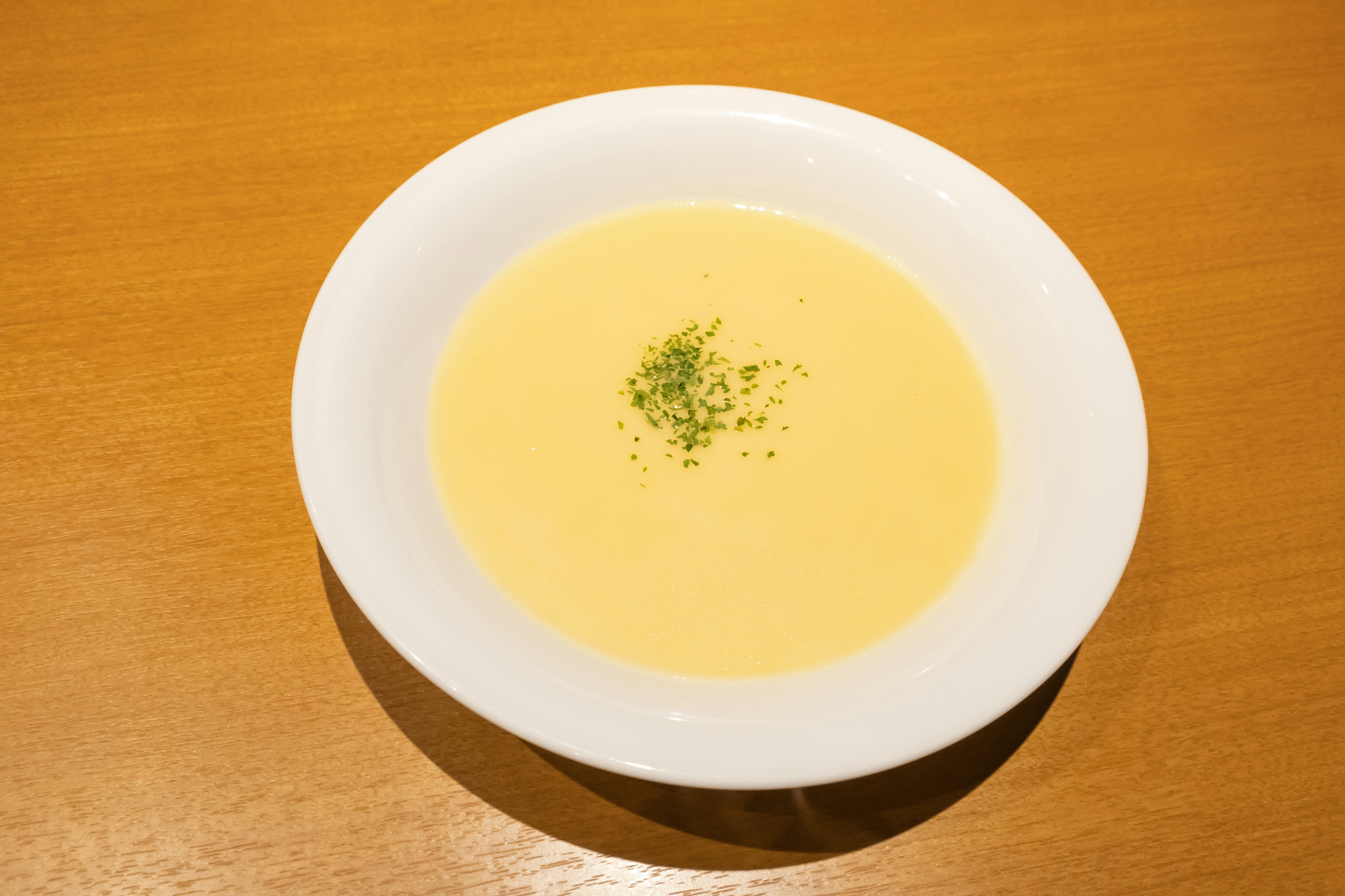 木目のテーブル上のスープボウル