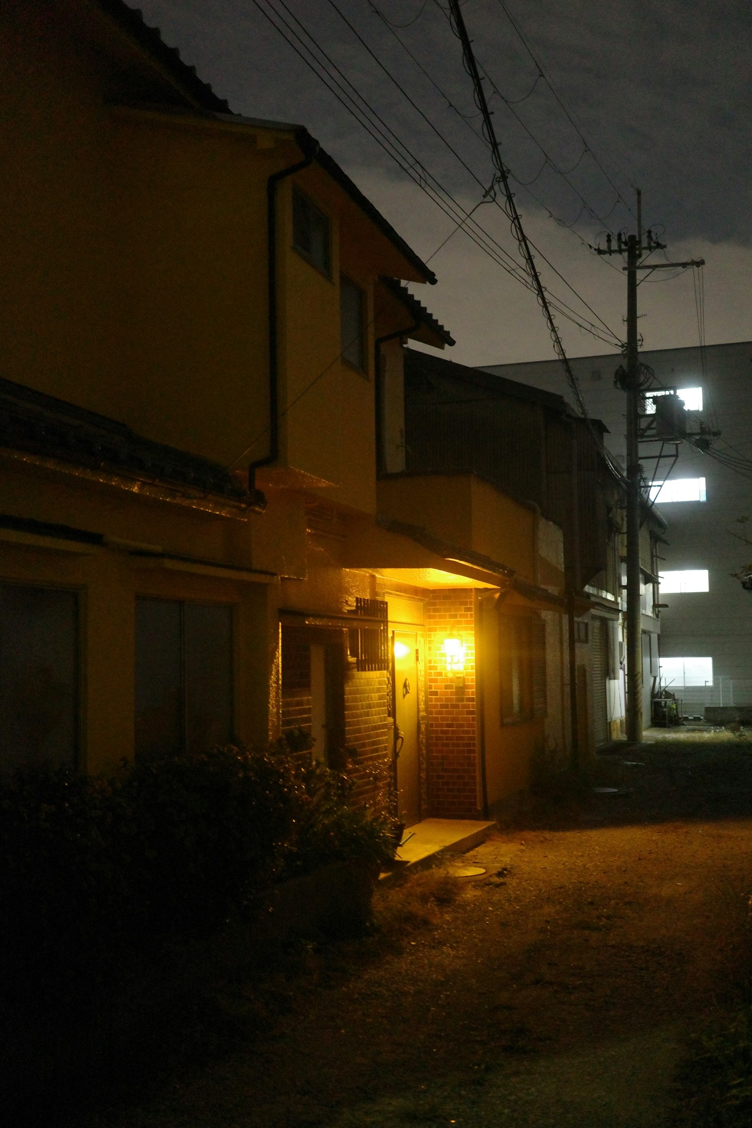 Casa antigua con luz cálida en una calle oscura
