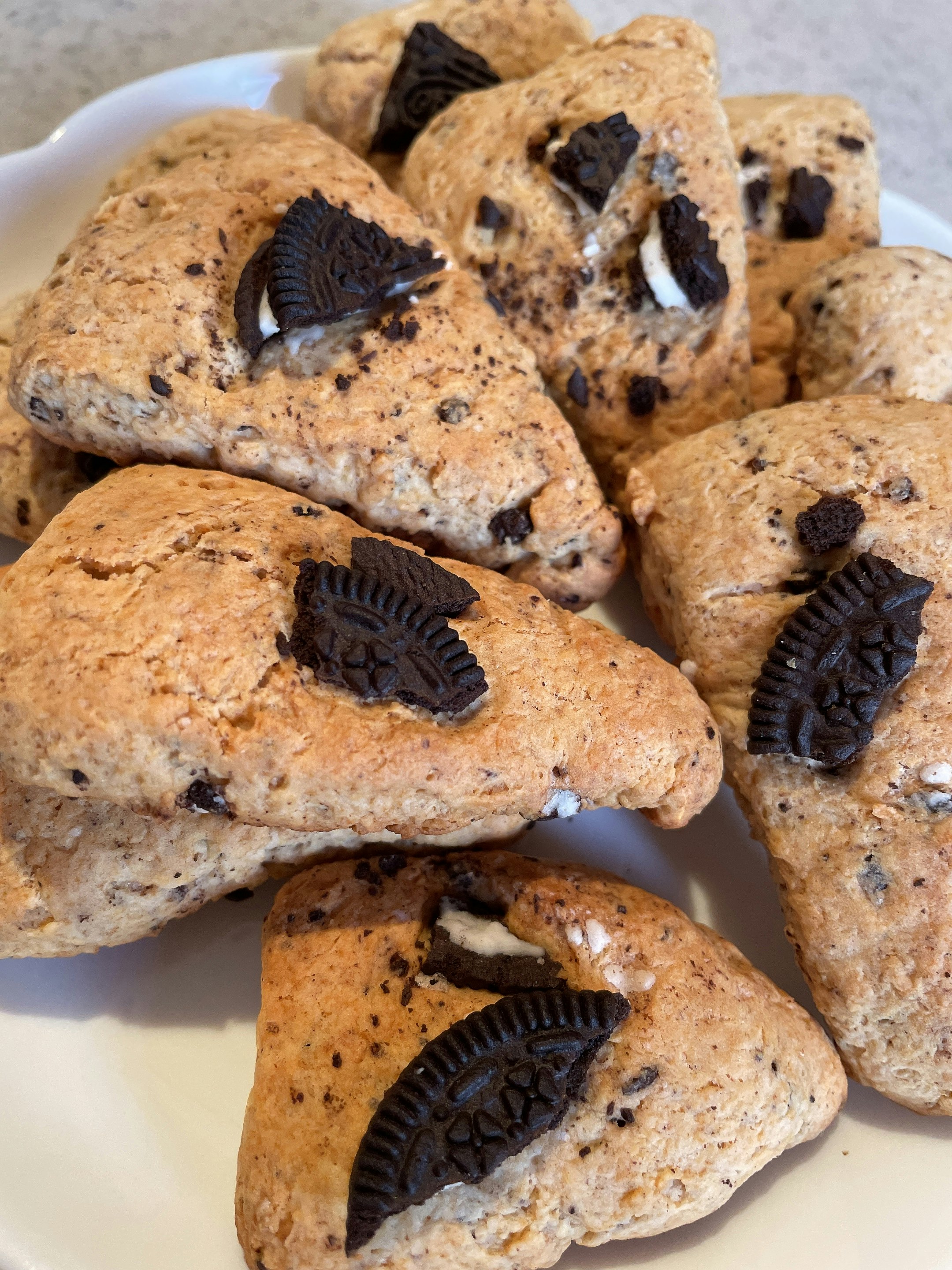 cận cảnh bánh quy sôcôla kiểu Oreo trên đĩa